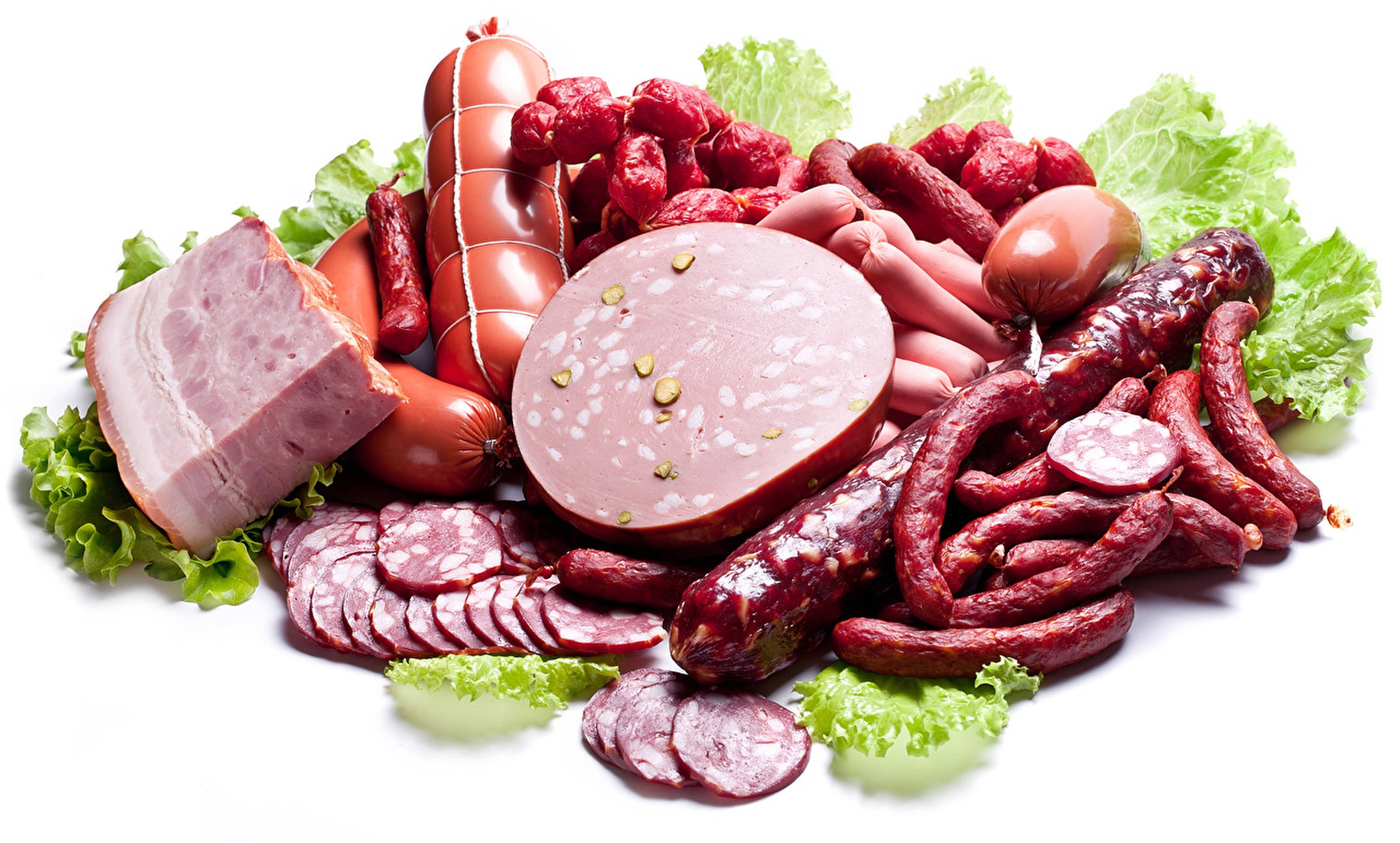 Ham 桌布 壁紙 — 各種醃製肉類和香腸色彩繽紛，藝術地排列在清脆的綠色生菜上，背景為潔淨的白色。