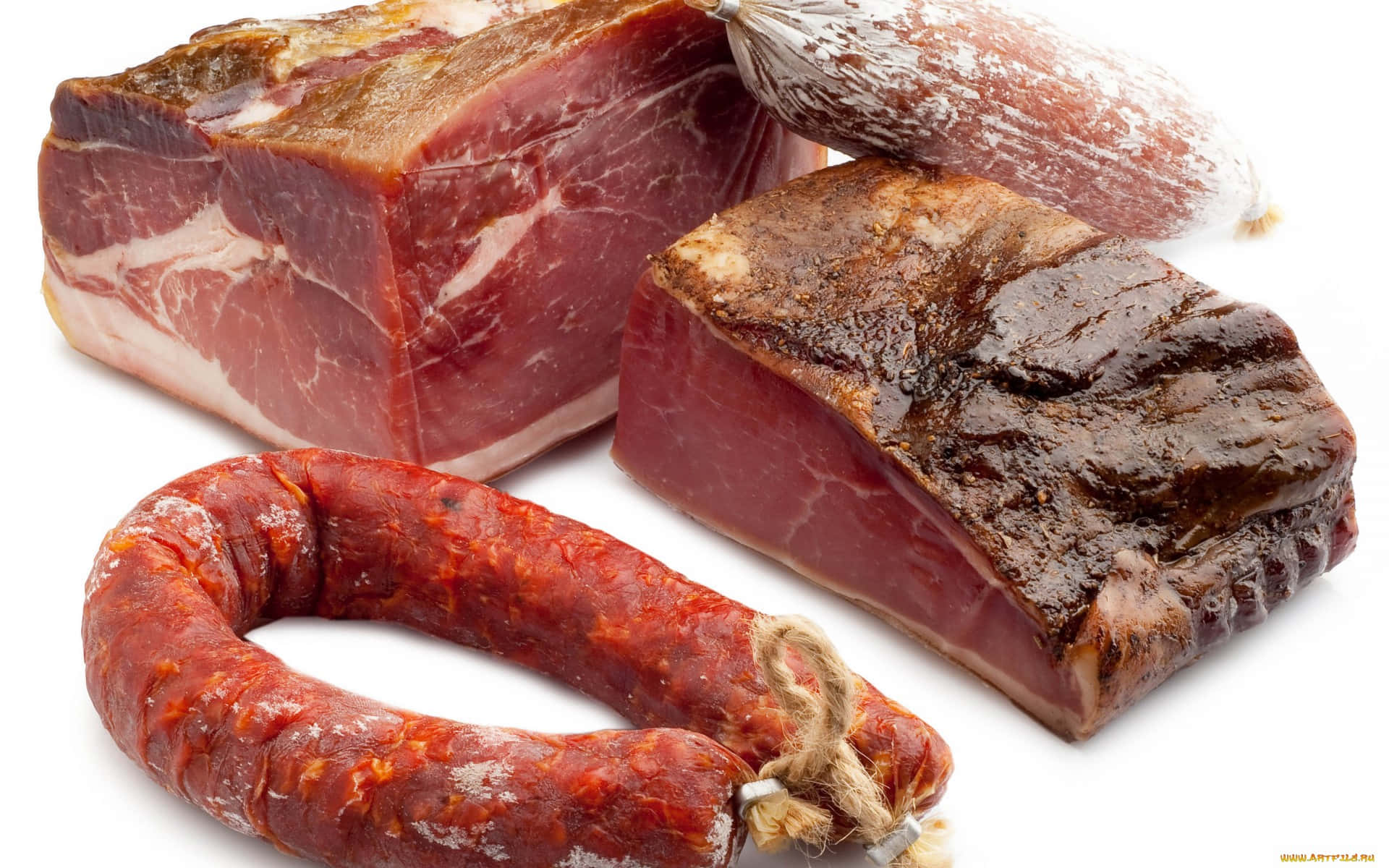 Red Meat 桌布 壁紙 — 各種醃製肉類的特寫，包括火腿片和捲狀香腸，背景為純白色。