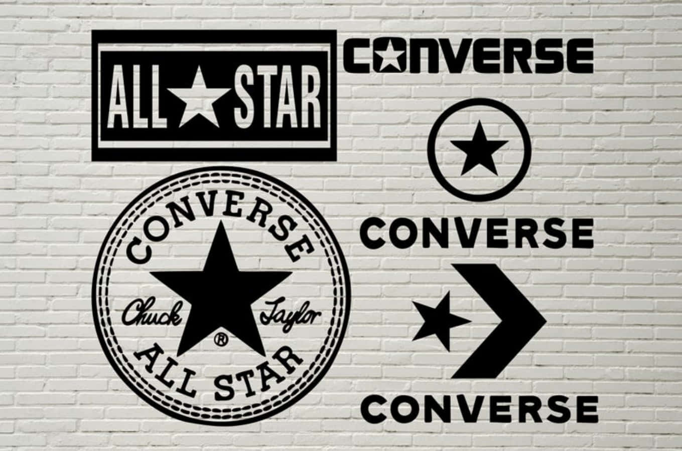 Converse Logo 桌布 壁紙 — 各種風格的黑色 Converse 標誌貼紙安裝在潔白的磚牆上。