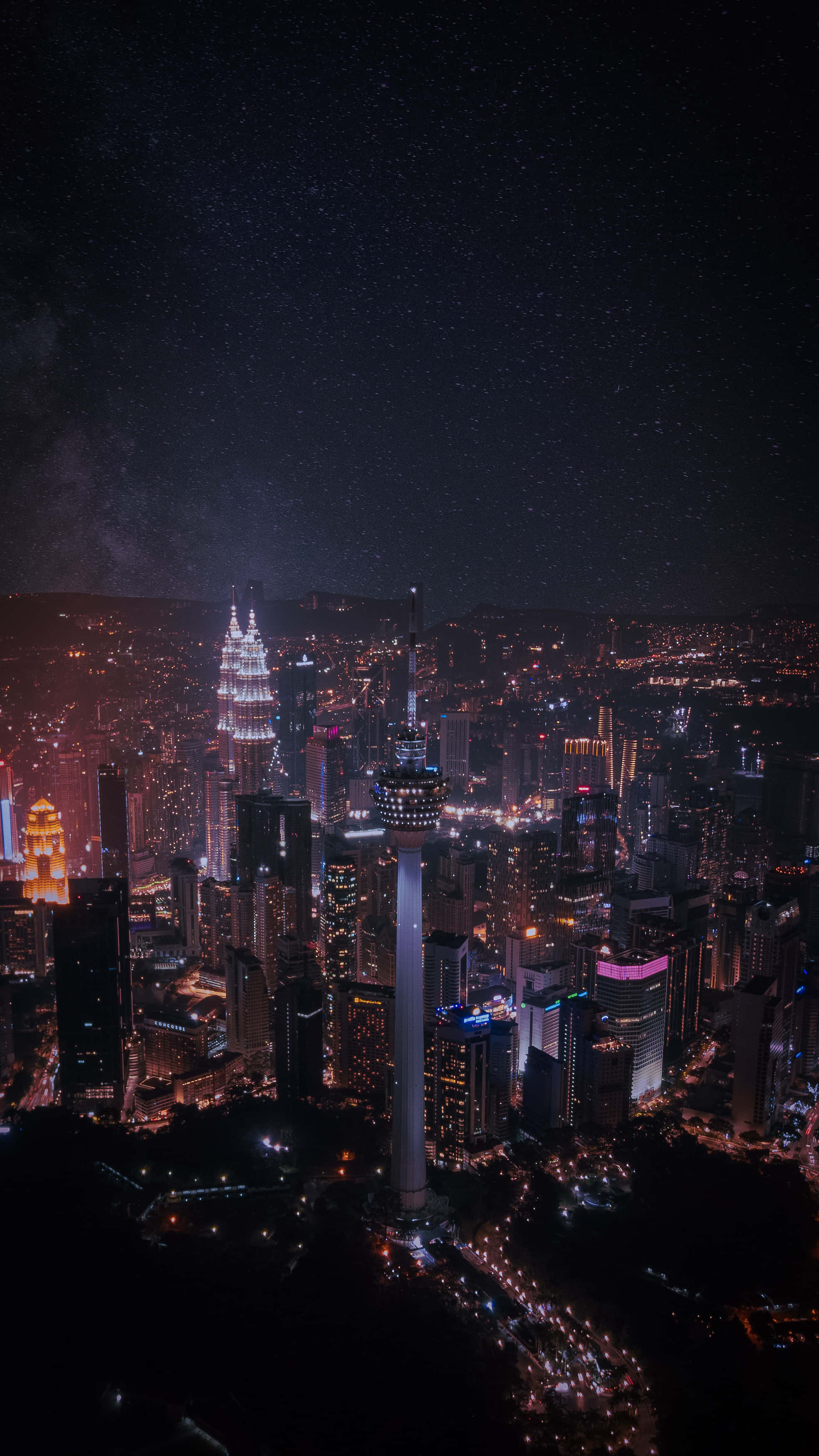 City Night 桌布 壁紙 — 吉隆坡天際線的夜間航拍景色，雙子星塔和吉隆坡塔在星空下閃耀。