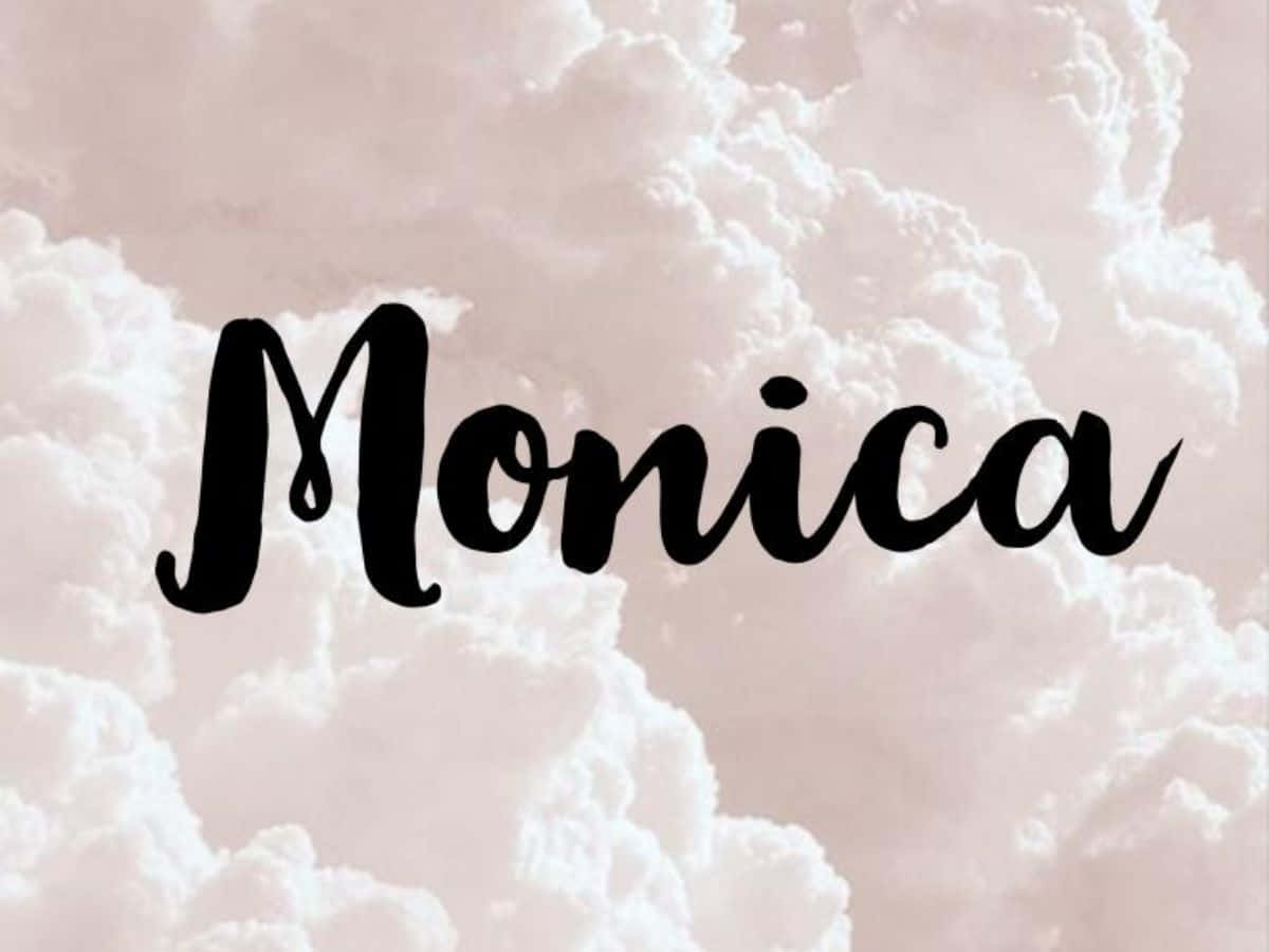 名稱 桌布 壁紙 — 名字 Monica 以優雅的黑色字體漂浮在柔和的粉紅色和白色 fluffy 雲背景上。