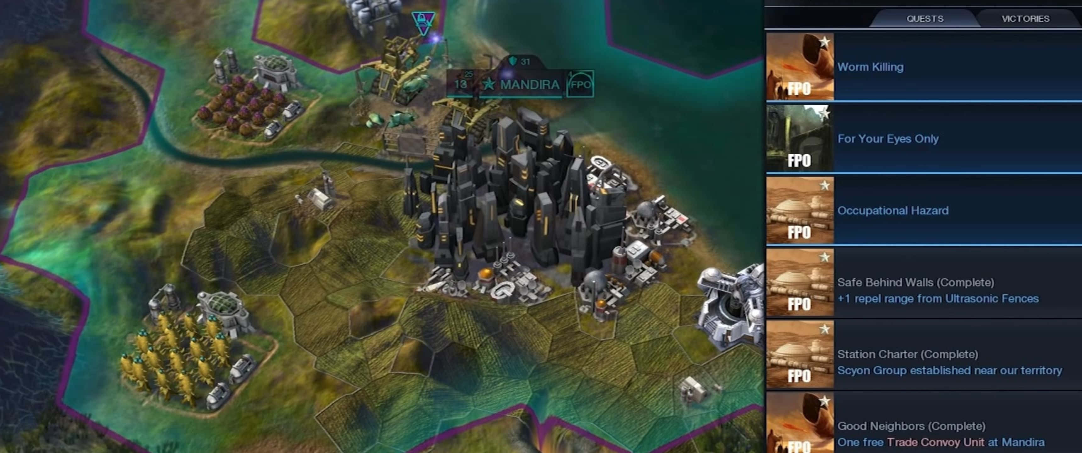 1440p Civilization Beyond Earth 桌布 壁紙 — 名為 Mandira 的未來城市位於六邊形地圖上，遊戲介面顯示資源節點和任務目標。