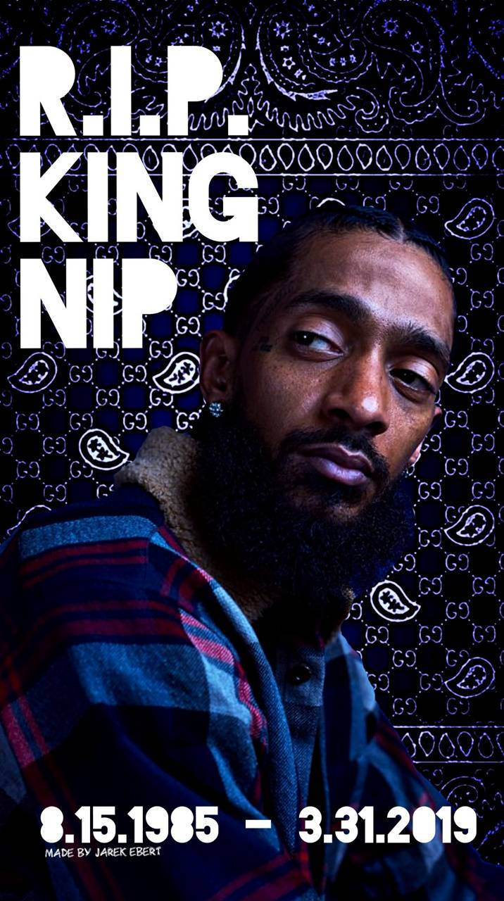 尼普西·哈斯爾 桌布 壁紙 — 向King Nip致敬的肖像，以粗體白色文字配以深色佩斯利和Gucci標誌圖案背景。