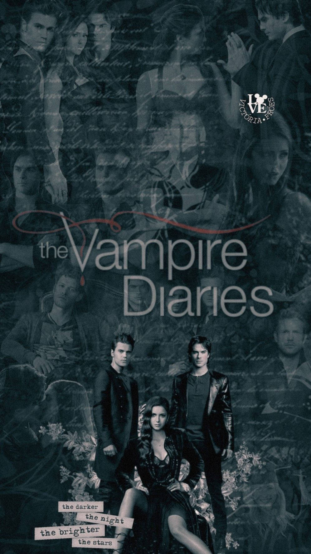 Vampire Diaries 桌布 壁紙 — 《吸血鬼日記》的陰暗憂鬱海報，以鬼臉和花卉圖案的拼貼為背景，突出主要角色。