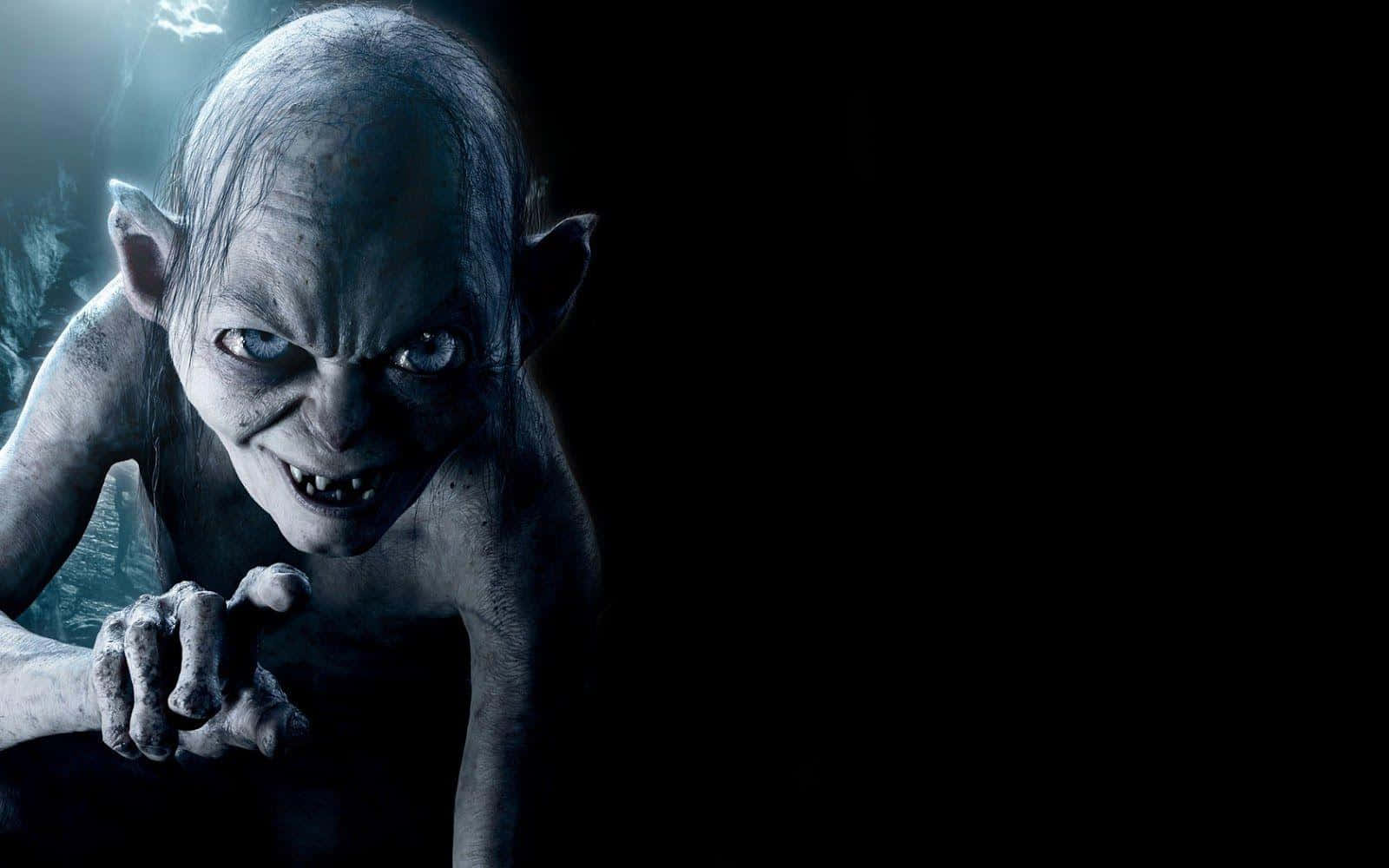 Gollum 桌布 壁紙 — 咕嚕從黑暗中出現，帶有發光的眼睛和鋒利的牙齒，一個威脅性的特寫。