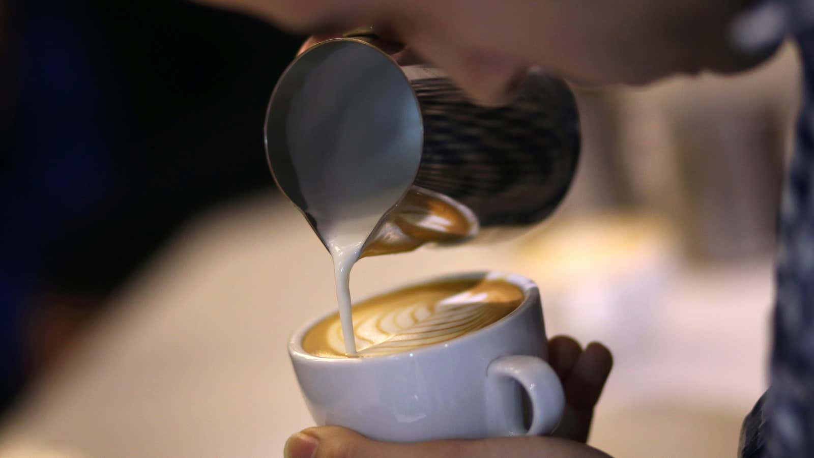 Milk And Coffee 桌布 壁紙 — 咖啡師將蒸氣牛奶倒入白色杯中，在濃縮咖啡上創造精緻的拉花藝術。