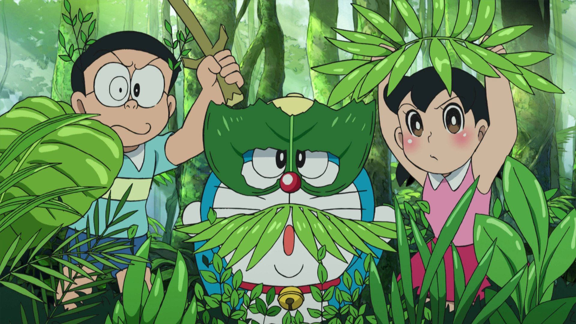 shizuka doraemon 桌布 壁紙 — 哆啦A夢、大雄和靜香躲藏在茂密的綠色叢林中，用樹葉作偽裝，手持樹枝。