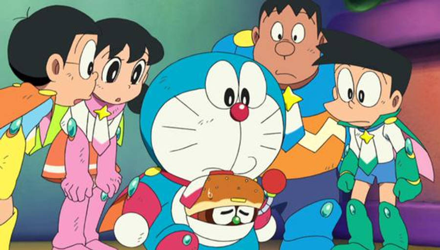 doraemon 4K 桌布 壁紙 — 哆啦A夢和他的朋友們圍著一個看起來悲傷的漢堡，在色彩繽紛的動畫場景中。