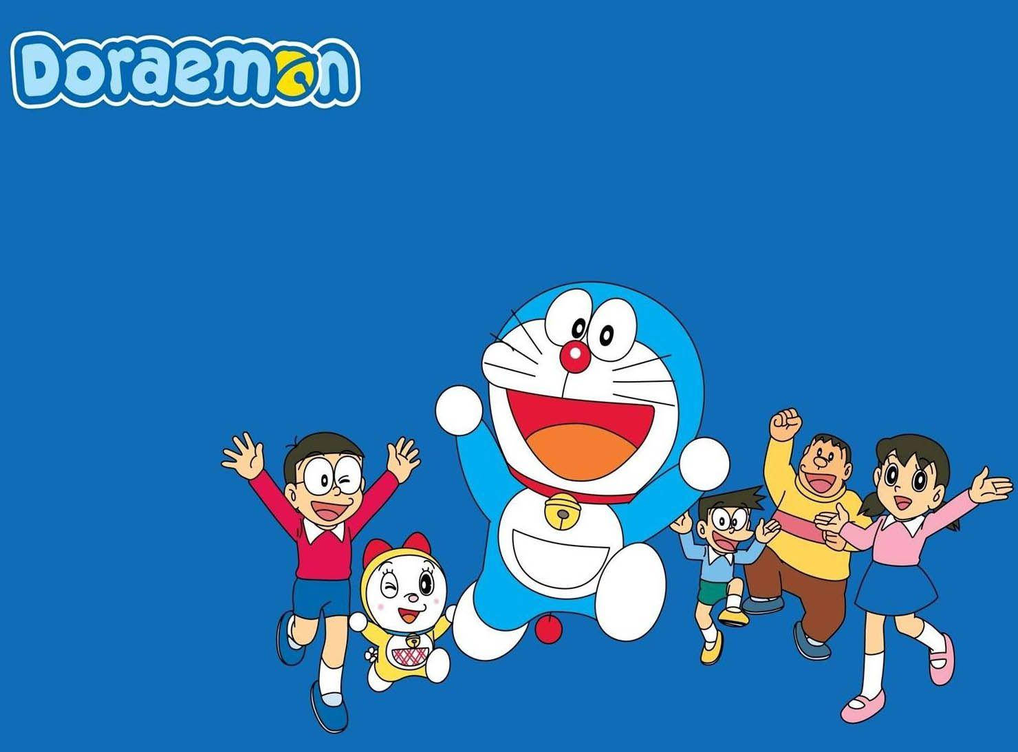 Doraemon And Nobita 桌布 壁紙 — 哆啦A夢和他的朋友們在純藍色背景上歡快地跳躍，角落裡有哆啦A夢的標誌。