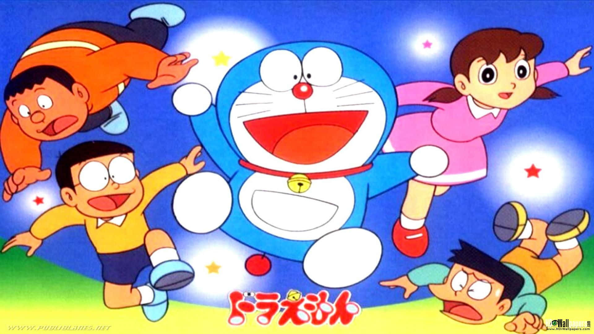 Doraemon 桌布 壁紙 — 哆啦A夢和他的朋友們在閃爍效果的綠色田野上方的星空藍天中快樂地漂浮。