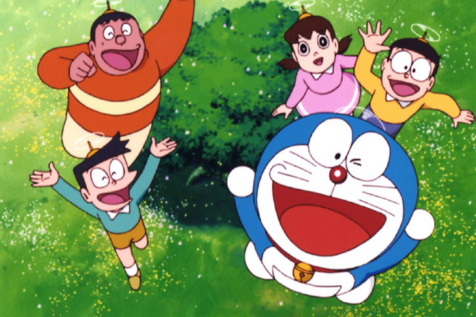 doraemon 4K 桌布 壁紙 — 哆啦A夢和他的朋友們快樂地漂浮在充滿閃爍粒子的 vibrant 綠色田野中。