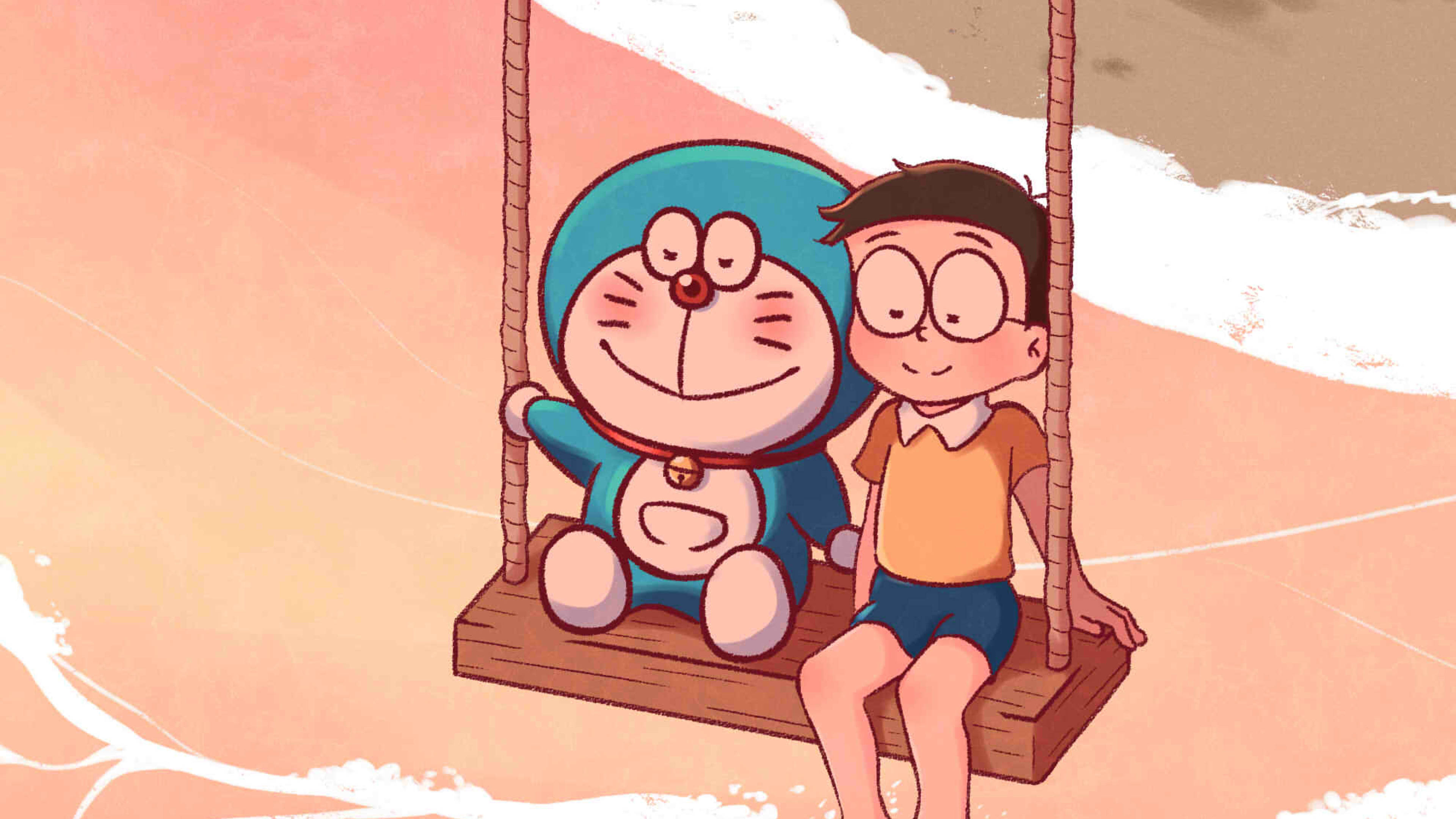 doraemon 4K 桌布 壁紙 — 哆啦A夢和大雄一起坐在木鞦韆上微笑，溫柔的海浪在溫暖的夕陽天空下在他們身後拍打。