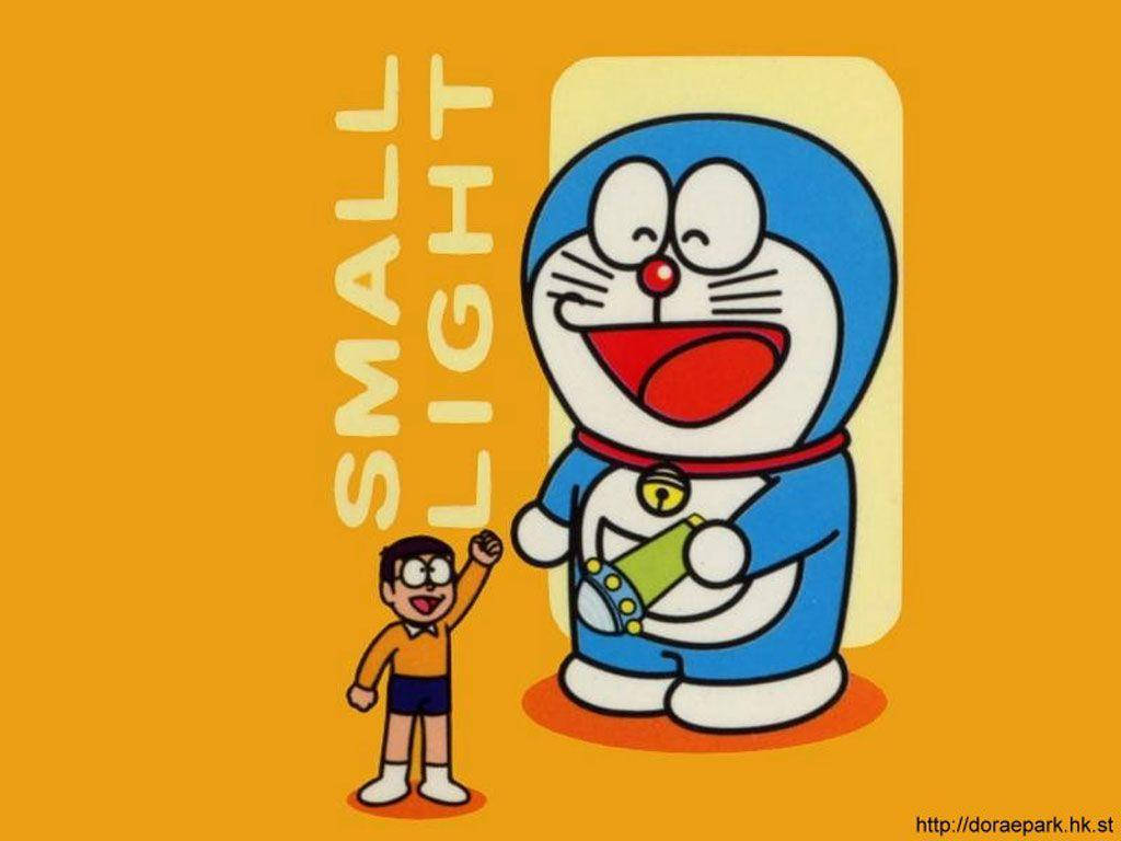 Doraemon And Nobita 桌布 壁紙 — 哆啦A夢和大雄在溫暖的橙色背景前開心地站著，'SMALL LIGHT' 字樣垂直顯示。