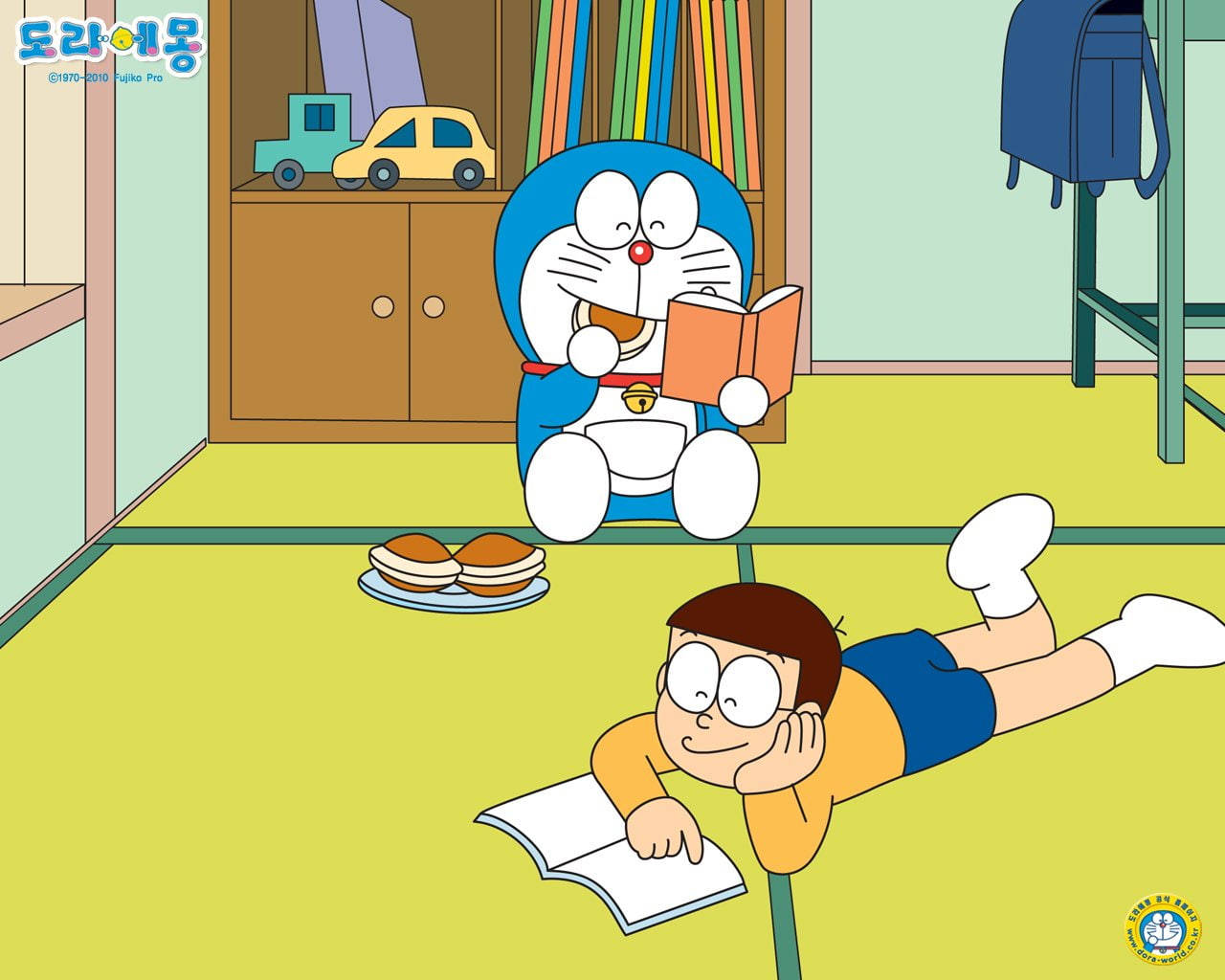Doraemon And Nobita 桌布 壁紙 — 哆啦A夢和大雄在舒適的卡通房間裡放鬆，享受書籍和三明治。