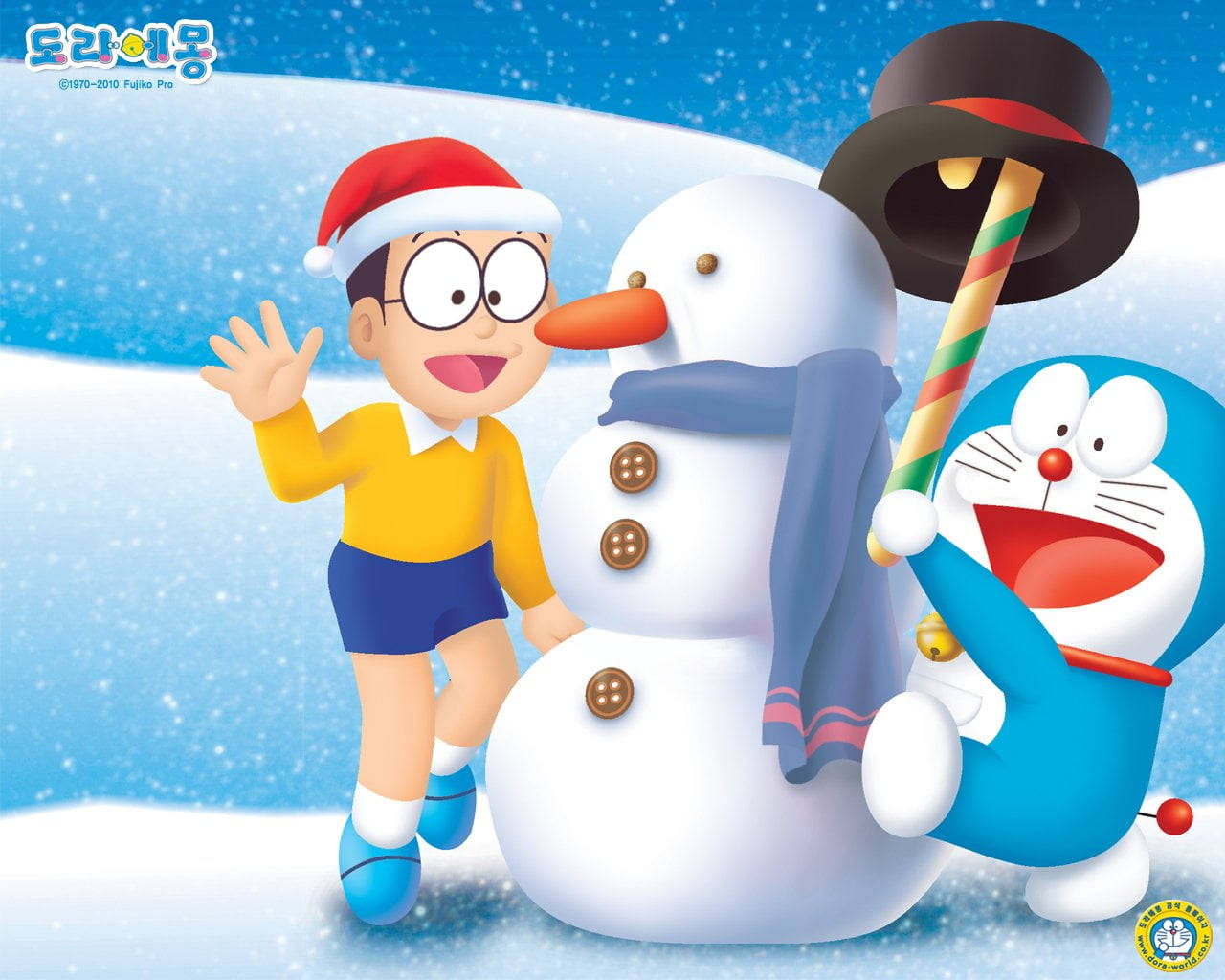 Doraemon And Nobita 桌布 壁紙 — 哆啦A夢和大雄在雪花飄落的雪白冬日場景中，開心地在雪人旁邊擺姿勢。