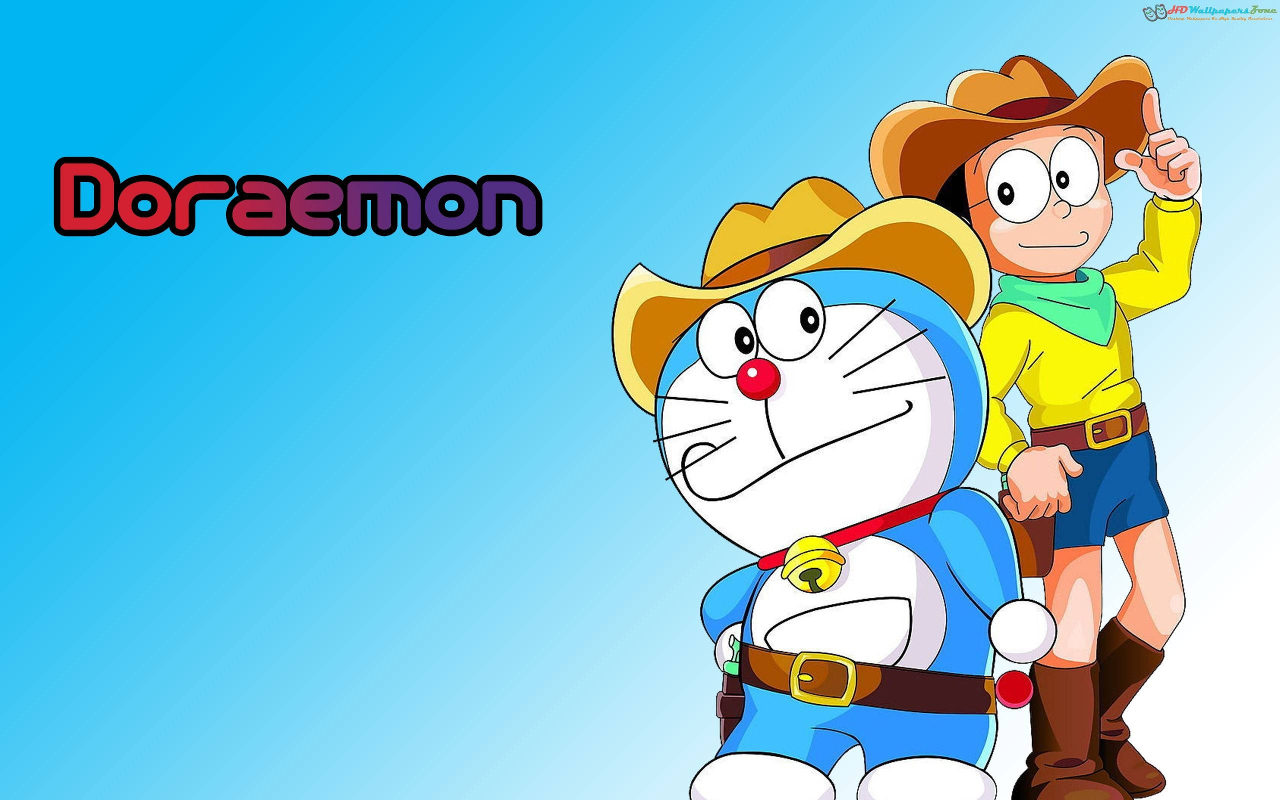 Doraemon 桌布 壁紙 — 哆啦A夢和大雄打扮成牛仔，在明亮的藍色漸變背景前開心地擺姿勢，並顯示哆啦A夢的名字。