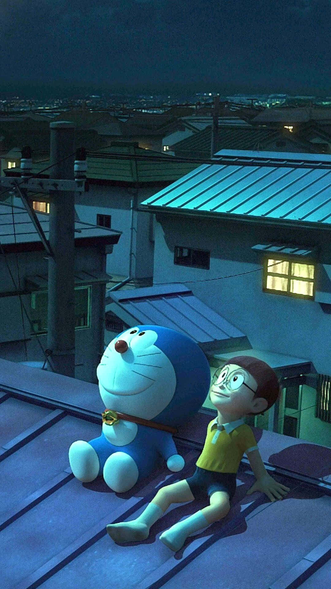 Doraemon 桌布 壁紙 — 哆啦A夢和大雄晚上一起坐在屋頂上，俯瞰著窗戶發光的城市景觀。