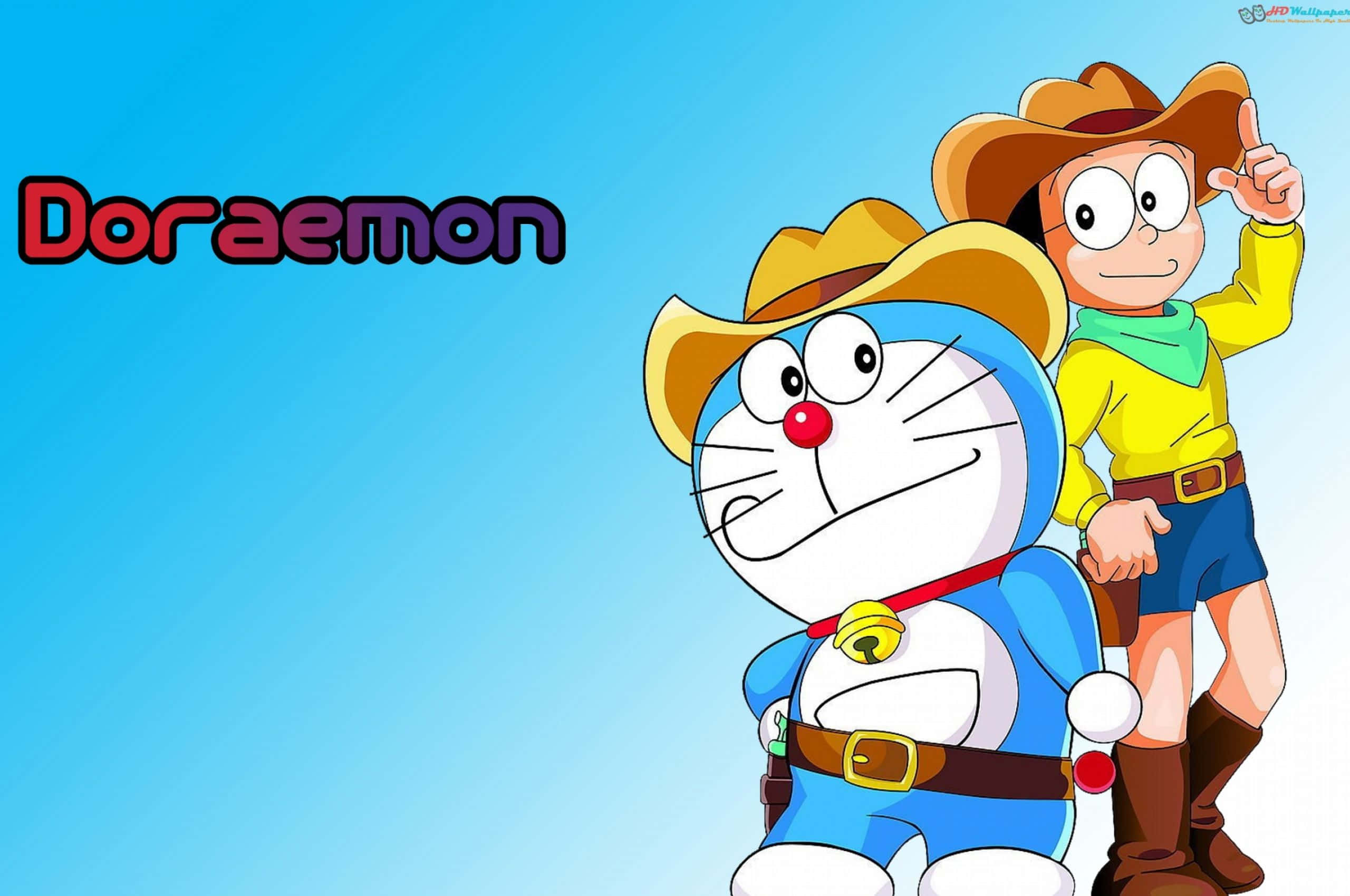 Doraemon 桌布 壁紙 — 哆啦A夢和大雄穿著牛仔帽和靴子，在漸變藍色天空背景下愉快地站立，並顯示哆啦A夢的名字。