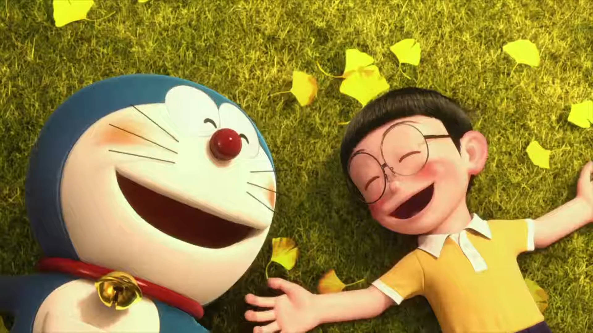 doraemon 4K 桌布 壁紙 — 哆啦A夢和大雄躺在灑滿黃葉的草地上，在明亮的陽光下大笑。
