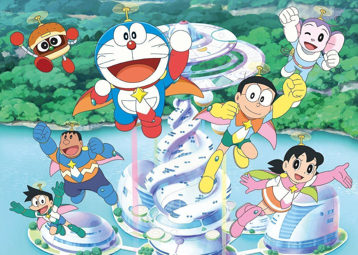 Doraemon 桌布 壁紙 — 哆啦A夢和朋友們在懸浮平台上快樂地翱翔，上方是一座未來風格的螺旋塔，周圍環繞著鬱鬱蔥蔥的綠色山丘和水域。