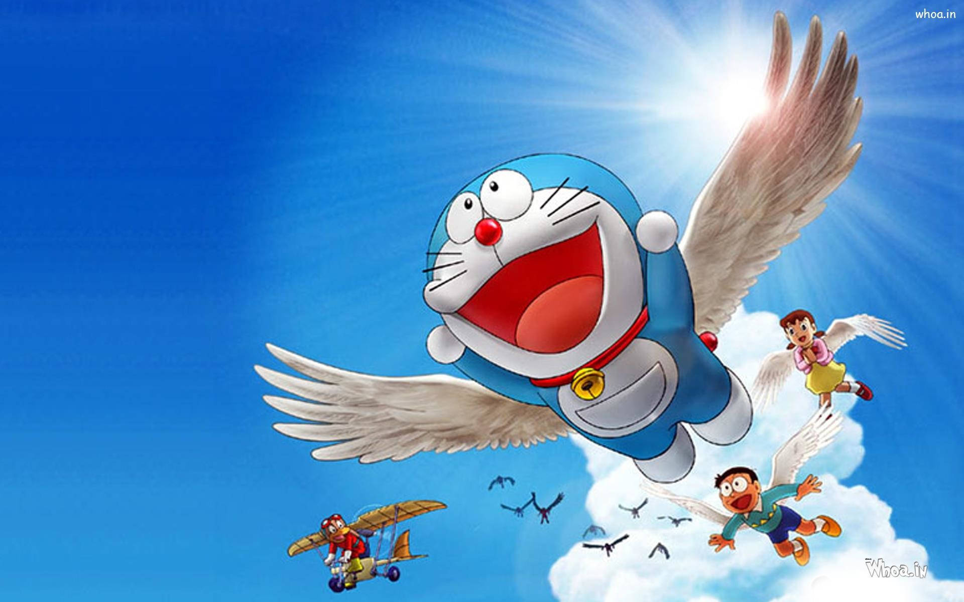 Doraemon 桌布 壁紙 — 哆啦A夢和朋友們在明亮的藍天中快樂地翱翔，天空中有白雲和從背後迸發的陽光。