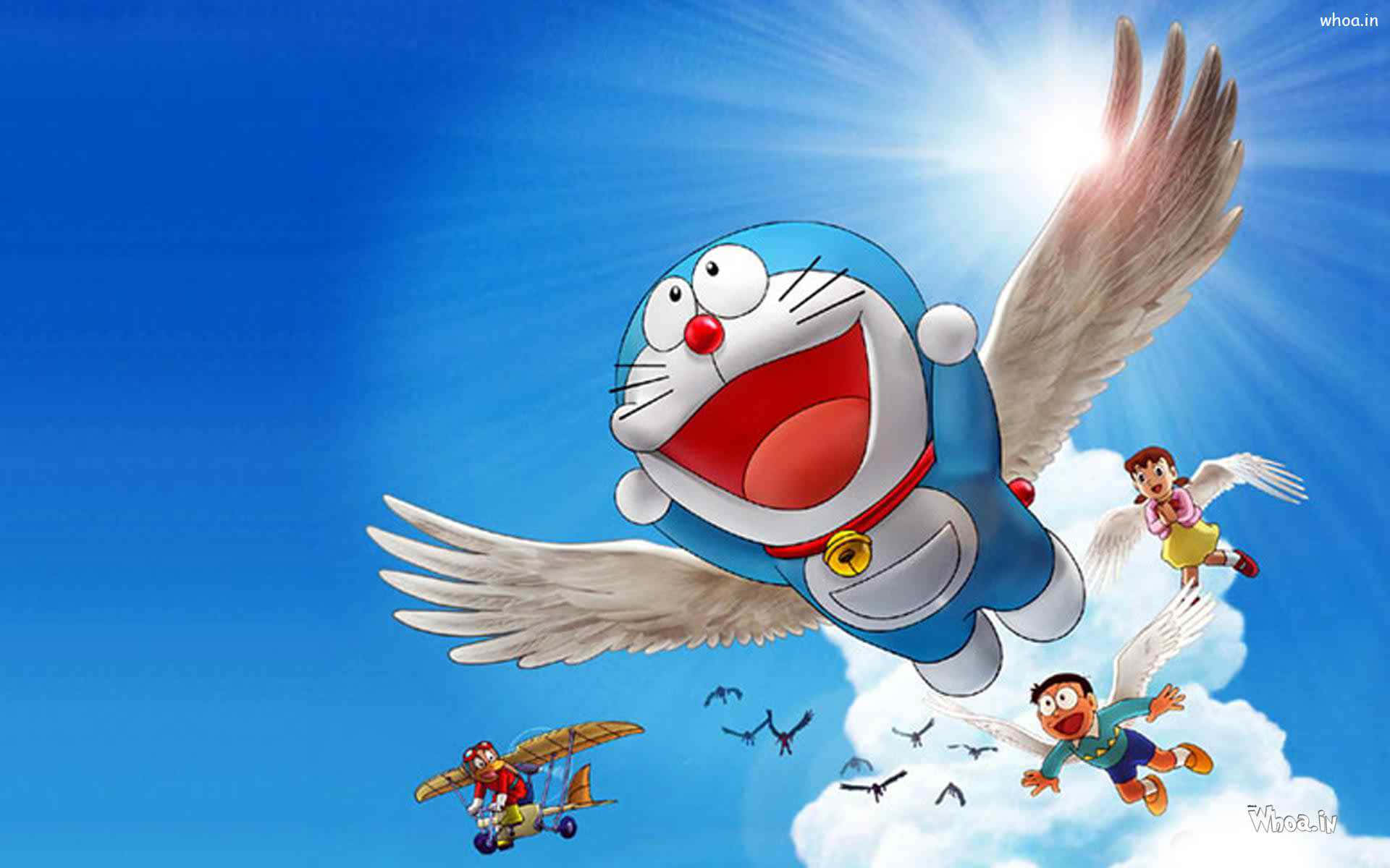 Doraemon 桌布 壁紙 — 哆啦A夢和朋友們在明亮的藍天中快樂地飛翔，背後有白雲和陽光。