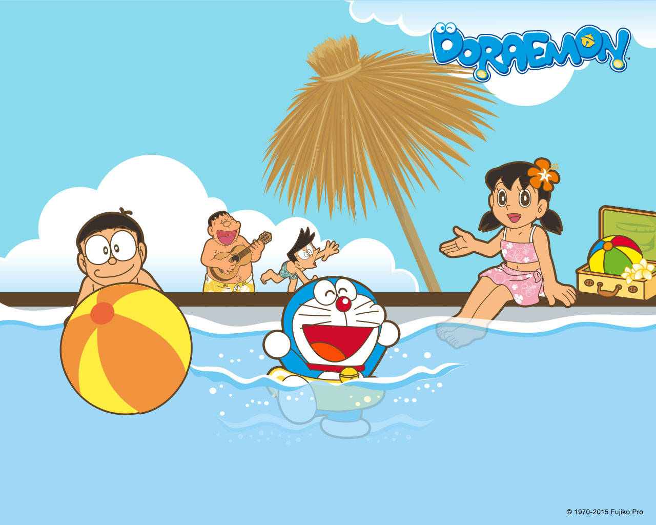 Doraemon And Nobita 桌布 壁紙 — 哆啦A夢和朋友們在晴朗的天空下，在明亮的藍色海浪中快樂地玩耍，旁邊有一棵棕櫚樹。
