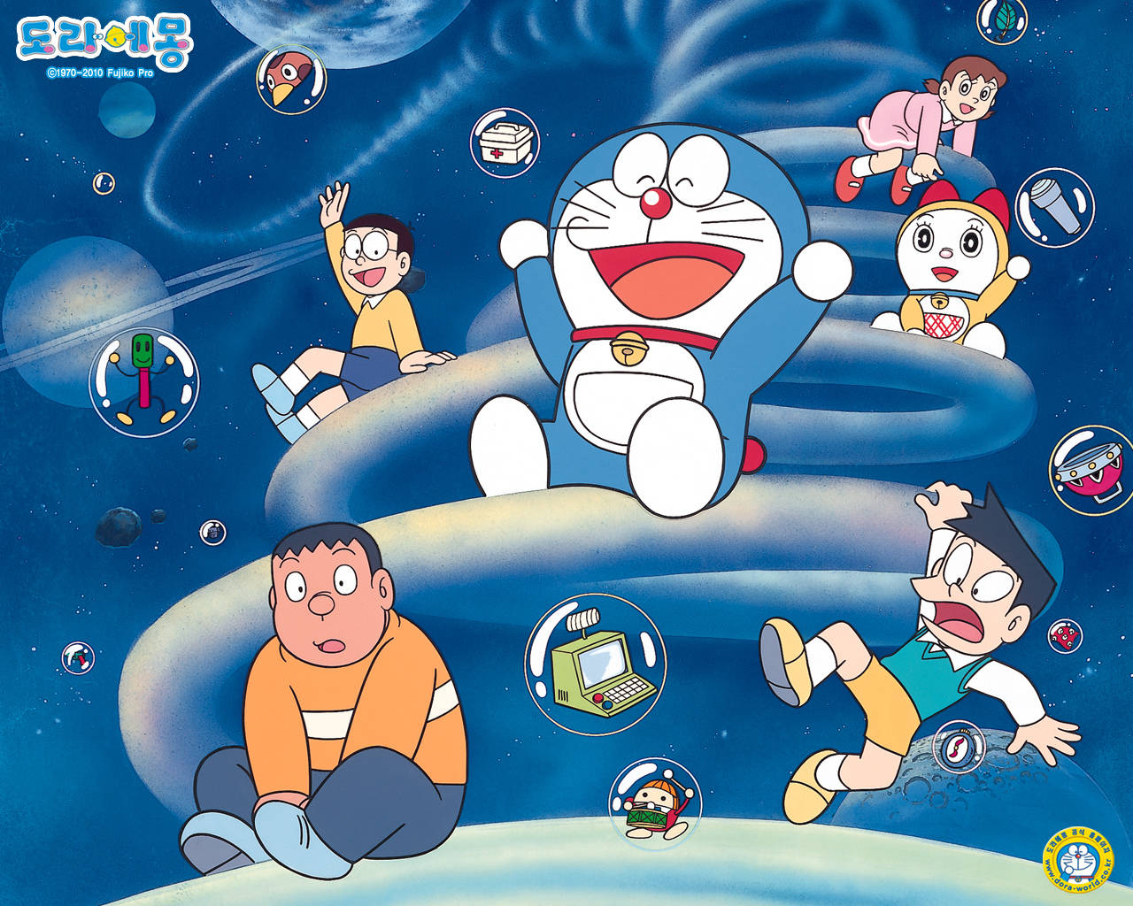 Doraemon 桌布 壁紙 — 哆啦A夢和朋友們在繁星點點的太空愉快漂浮，背景有漂浮的小工具和行星。