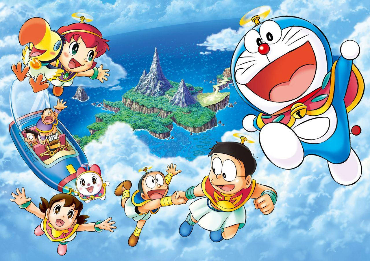 Doraemon And Nobita 桌布 壁紙 — 哆啦A夢和朋友們在翠綠島嶼、鋸齒狀山脈和藍色海洋上方的雲層中歡樂翱翔。