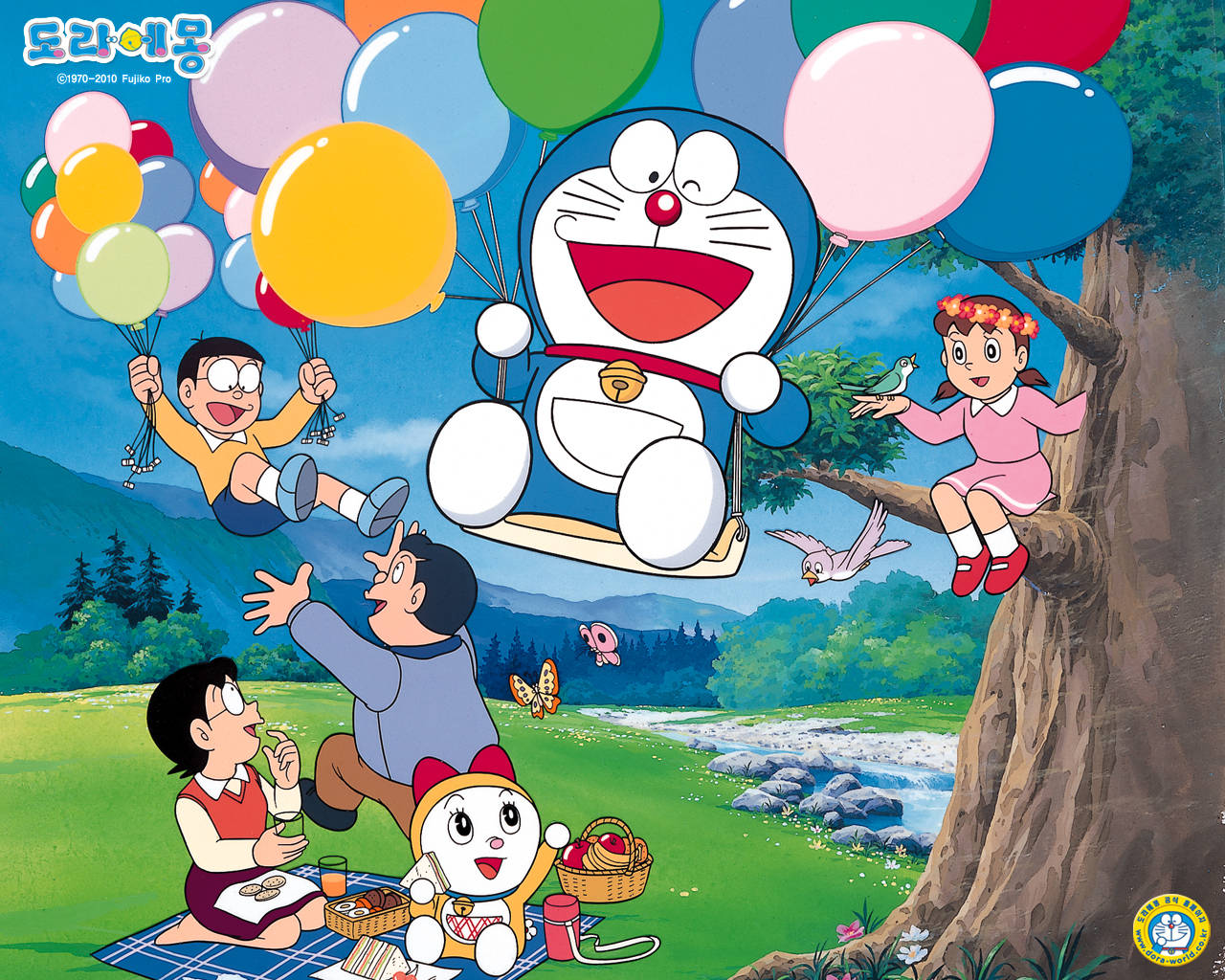 Doraemon 桌布 壁紙 — 哆啦A夢和朋友們在陽光明媚的草地上愉快地野餐，彩色氣球漂浮在河流和樹木上方。