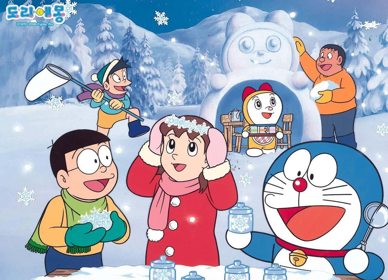 Doraemon 桌布 壁紙 — 哆啦A夢和朋友們在雪地森林中與巨型雪熊貓和飄落的雪花一起歡樂地慶祝冬天。