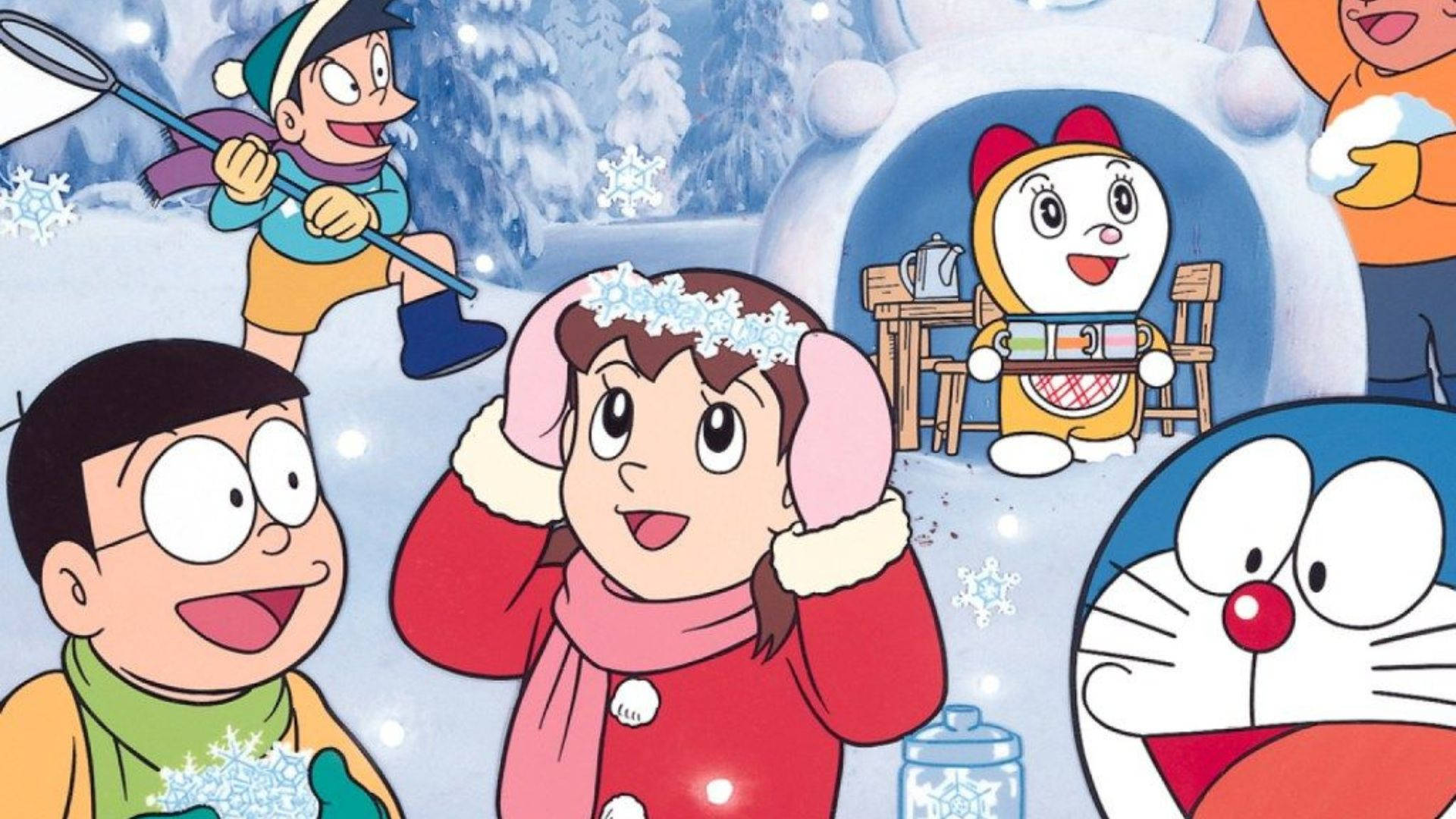 nobita 桌布 壁紙 — 哆啦A夢和朋友們在雪白的冬日場景中快樂地玩耍，周圍有雪人和飄落的雪花。