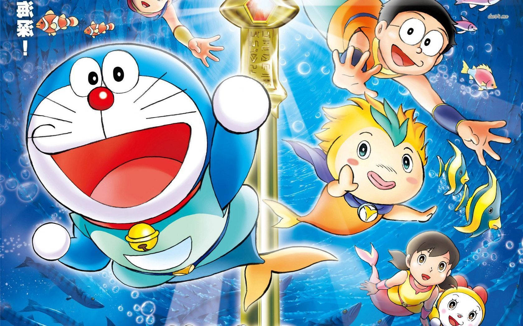 Doraemon And Nobita 桌布 壁紙 — 哆啦A夢和朋友們快樂地在水底游泳，手持發光金色權杖，周圍有色彩繽紛的魚和泡泡。