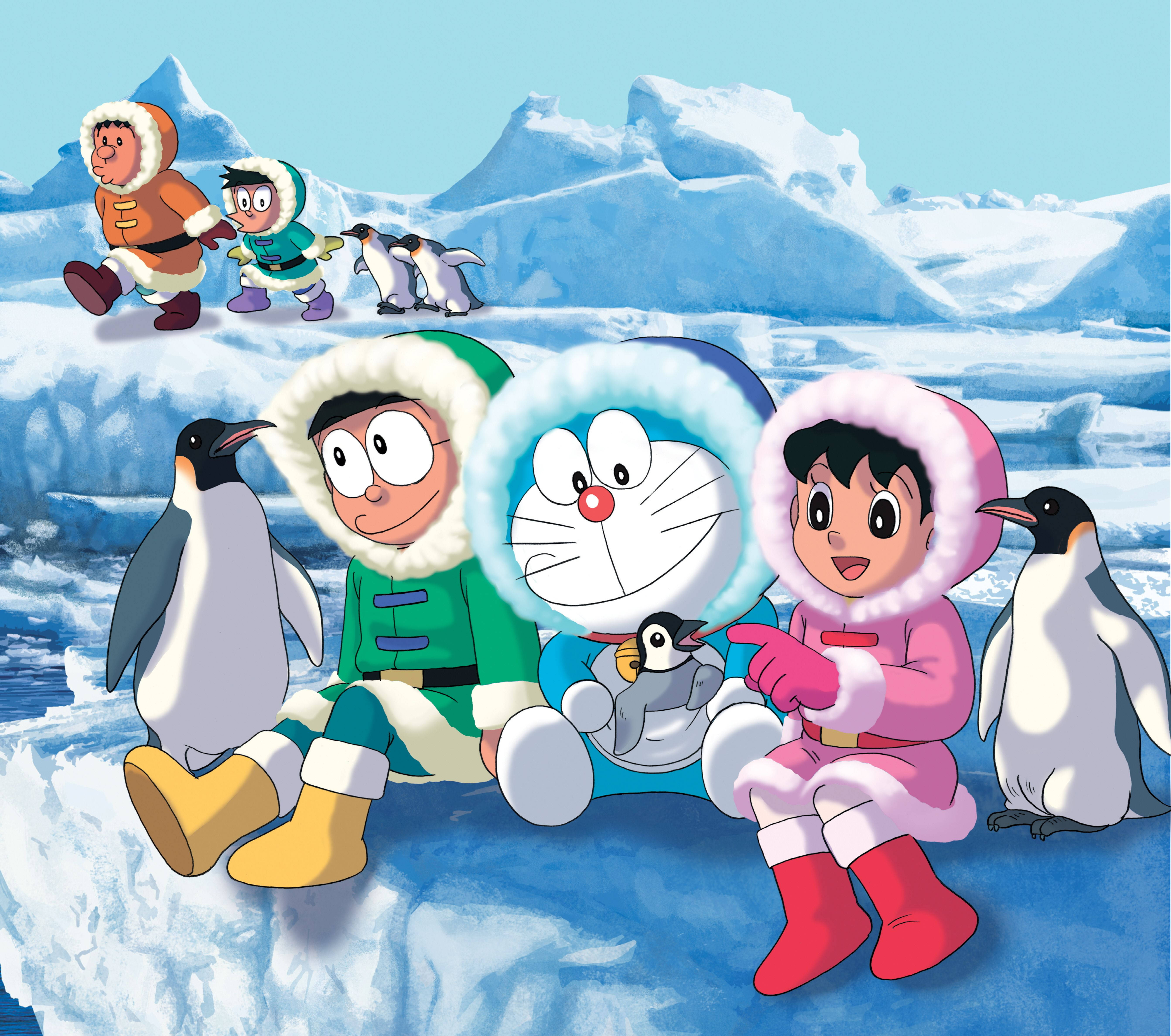 nobita shizuka love 桌布 壁紙 — 哆啦A夢和朋友們穿著冬季裝備，與企鵝坐在冰天雪地上，背景是白雪覆蓋的山脈。