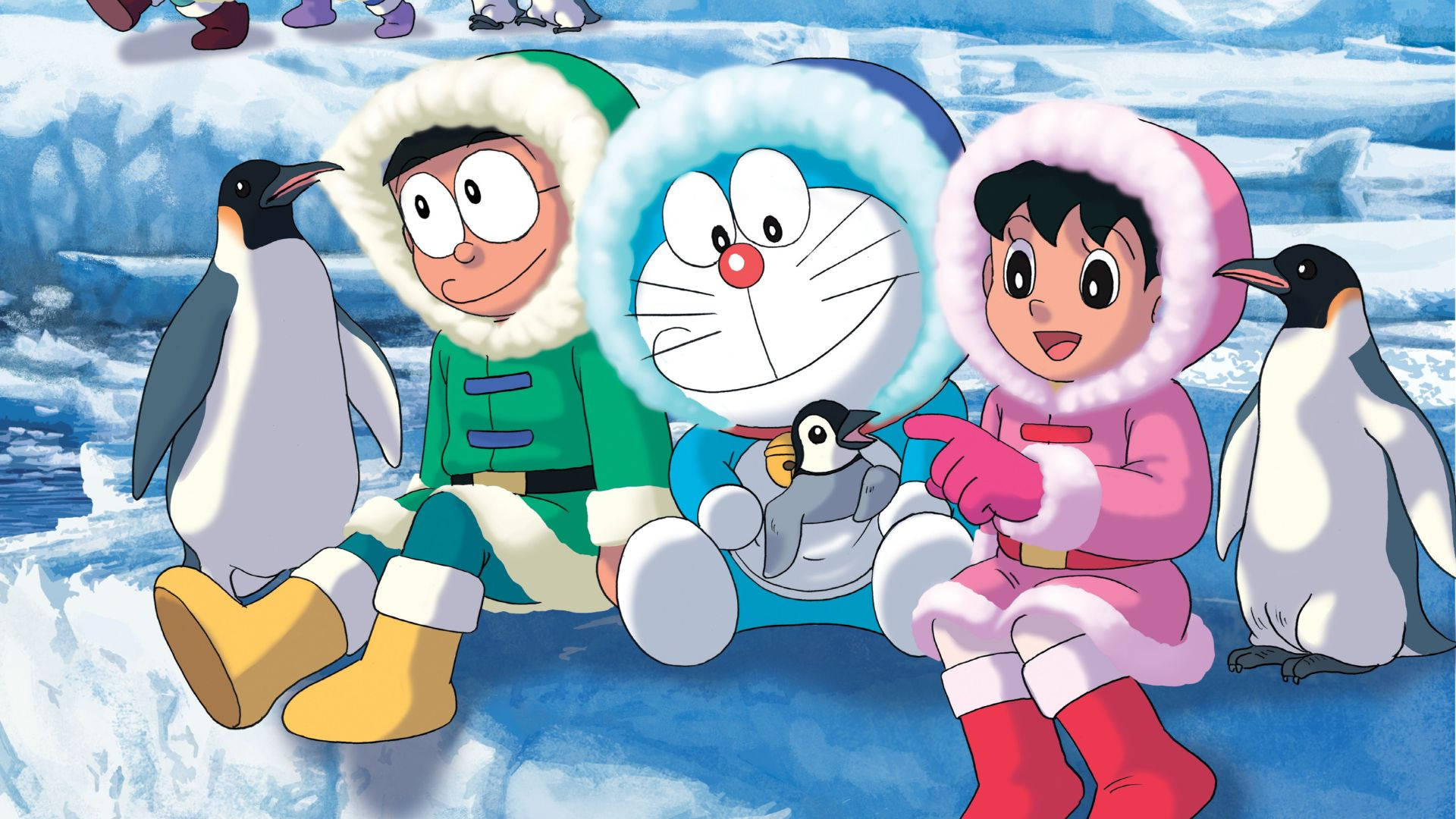 Doraemon 桌布 壁紙 — 哆啦A夢和朋友們穿著冬季裝備與企鵝坐在冰天雪地下，天空湛藍。