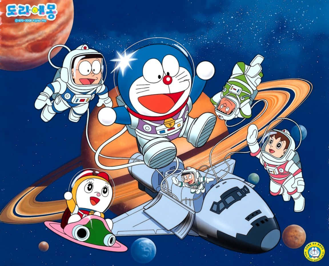 Doraemon 桌布 壁紙 — 哆啦A夢和朋友們穿著太空衣，在一個充滿活力的太空場景中，圍繞著一個類似土星的行星快樂地漂浮。