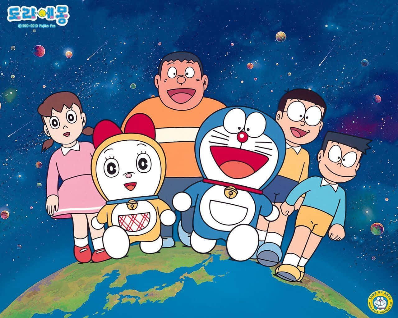 Doraemon 桌布 壁紙 — 哆啦A夢和朋友們站在地球上，背景是充滿活力的星空和漂浮的行星。