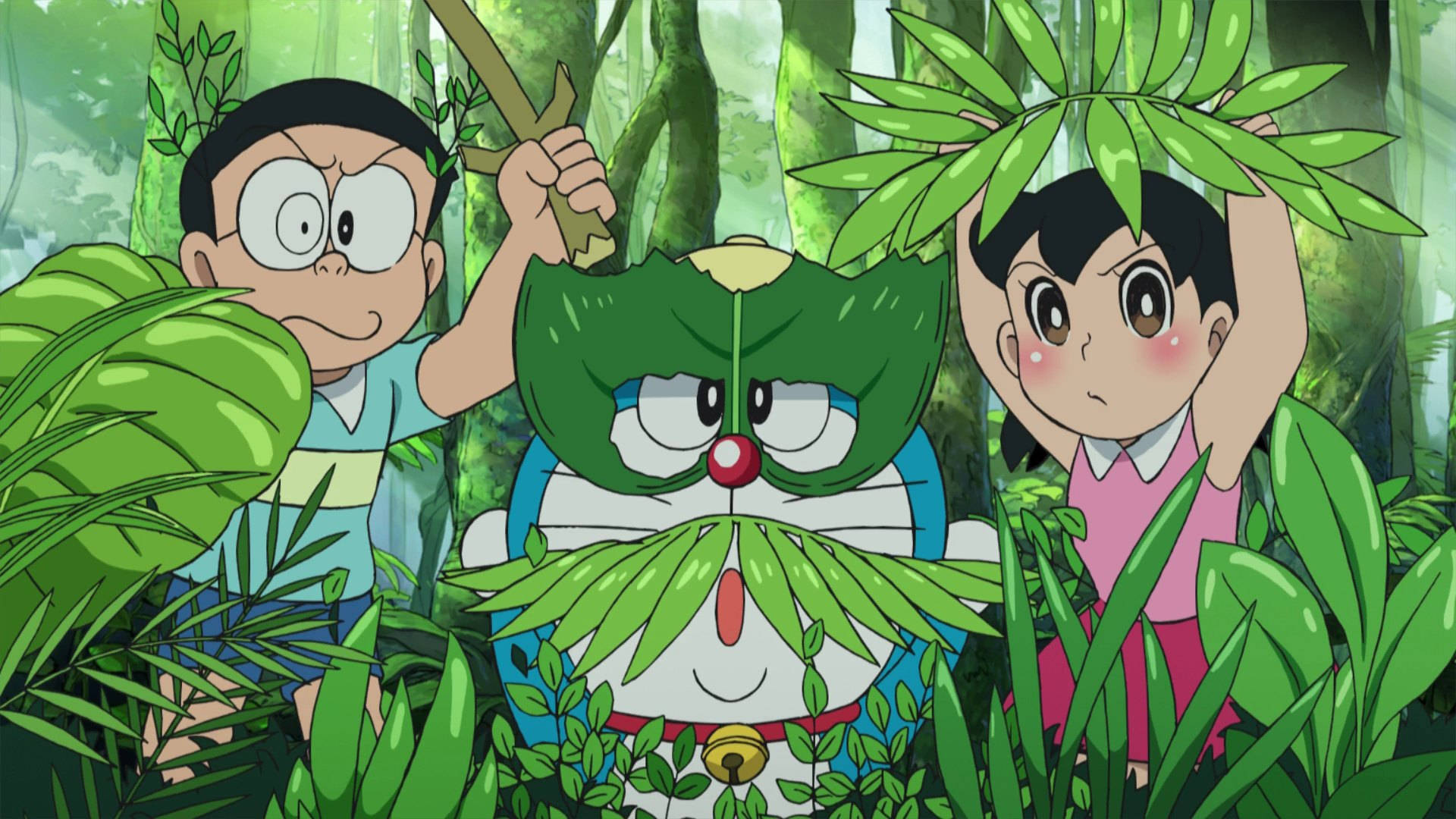 Doraemon 桌布 壁紙 — 哆啦A夢和朋友們躲在茂密的叢林樹葉中，用樹葉遮住臉部進行偽裝。