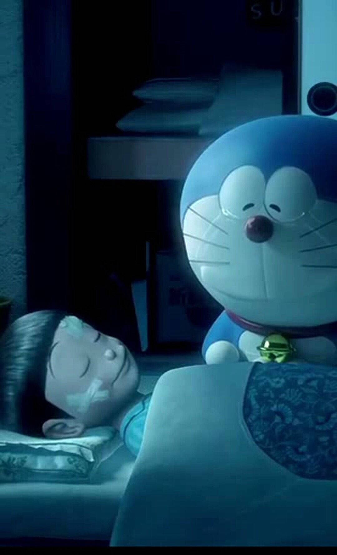 Doraemon 桌布 壁紙 — 哆啦A夢在昏暗藍光、柔和陰影與寂靜的臥室中，看著一個熟睡的孩子。