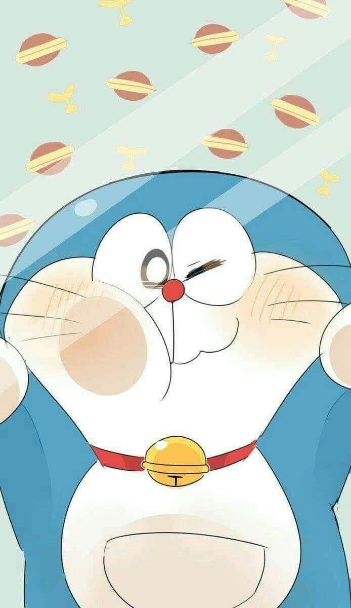 Doraemon 桌布 壁紙 — 哆啦A夢在淺藍色背景上，伴隨漂浮的小工具和斜紋，開心地眨眼。