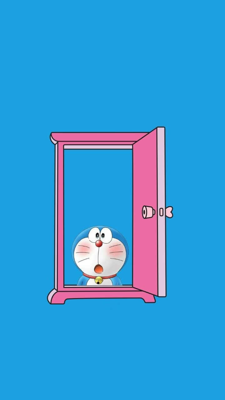 Doraemon 桌布 壁紙 — 哆啦A夢從粉紅色的敞開門後驚訝地探出頭來，背景是純藍色。