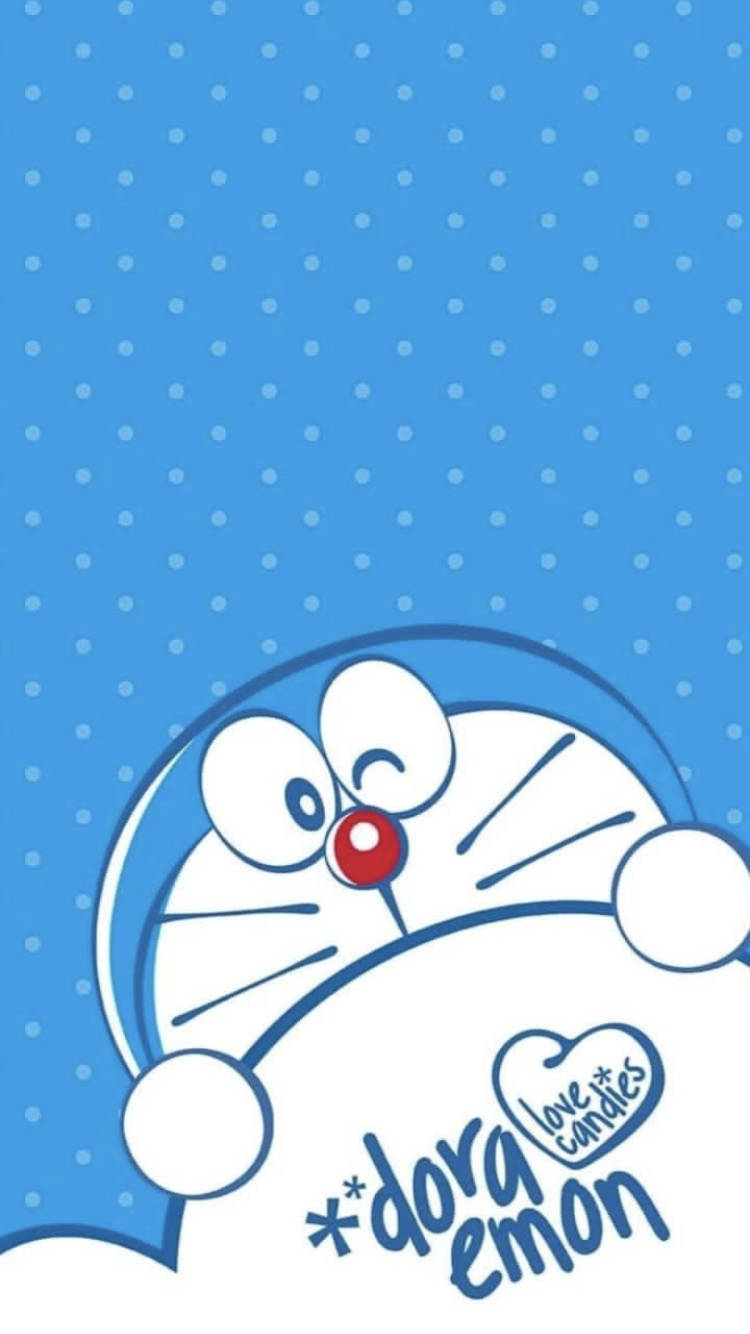 Doraemon 桌布 壁紙 — 哆啦A夢從藍色圓點背景中愉快地探出頭來，帶有心形標誌和風格化文字。