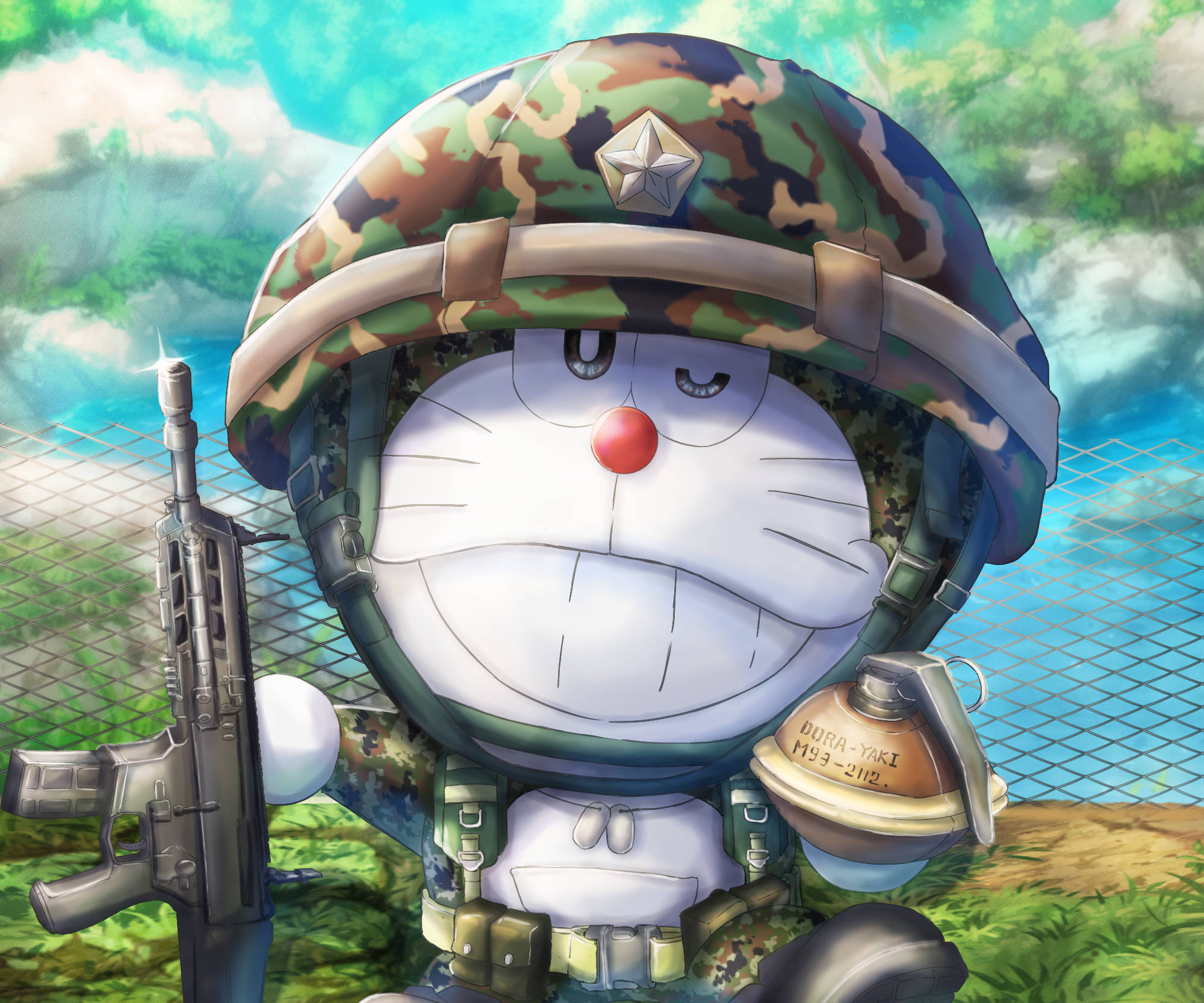 Cute Doraemon 桌布 壁紙 — 哆啦A夢身穿全套軍裝，手持步槍和手榴彈，背景是綠色鐵絲網圍欄。
