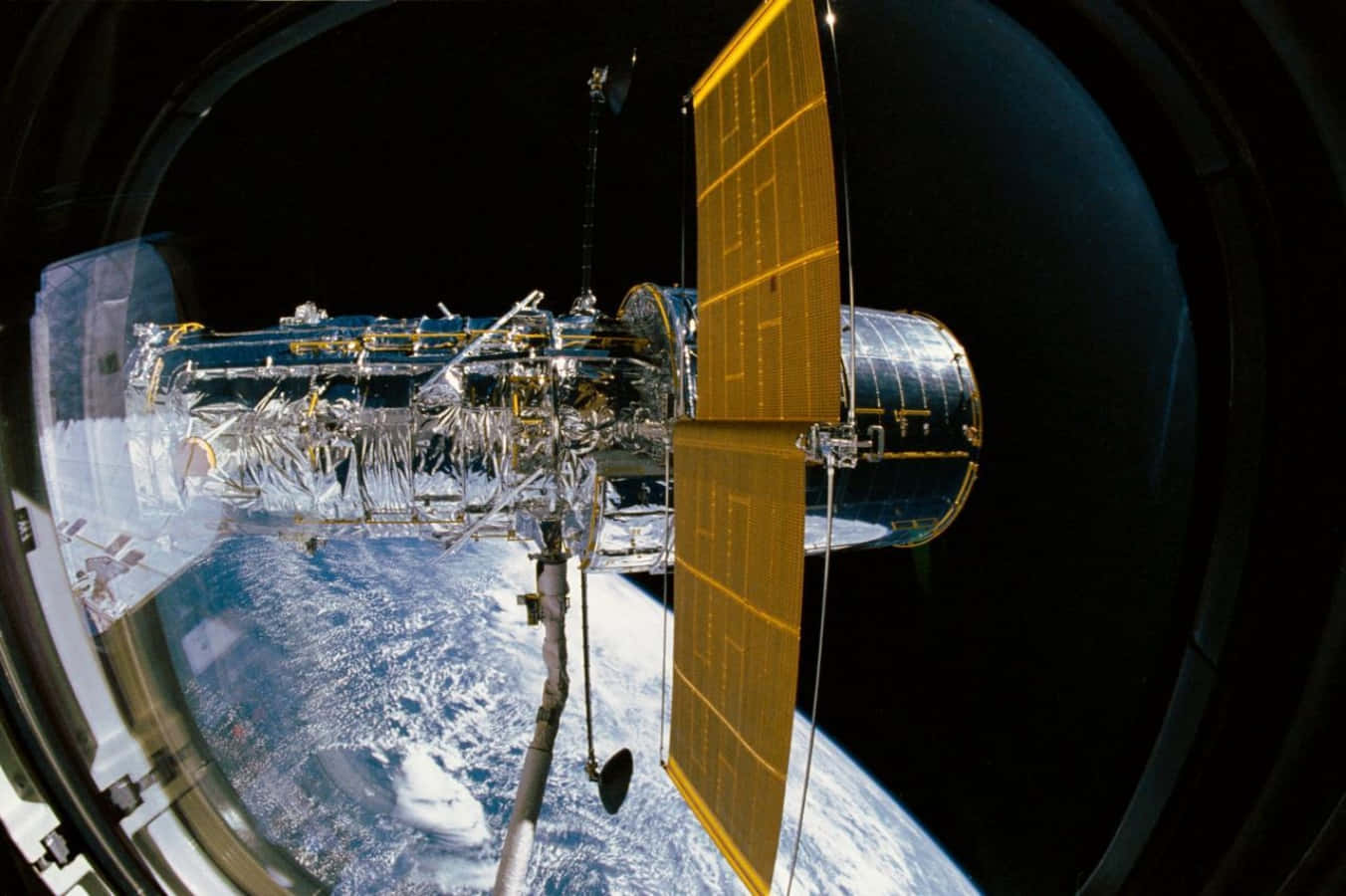 Hubble Space Telescope 桌布 壁紙 — 哈伯太空望遠鏡在太空中漂浮的詳細視圖，透過彎曲的窗戶可以看到地球藍白相間的雲層。