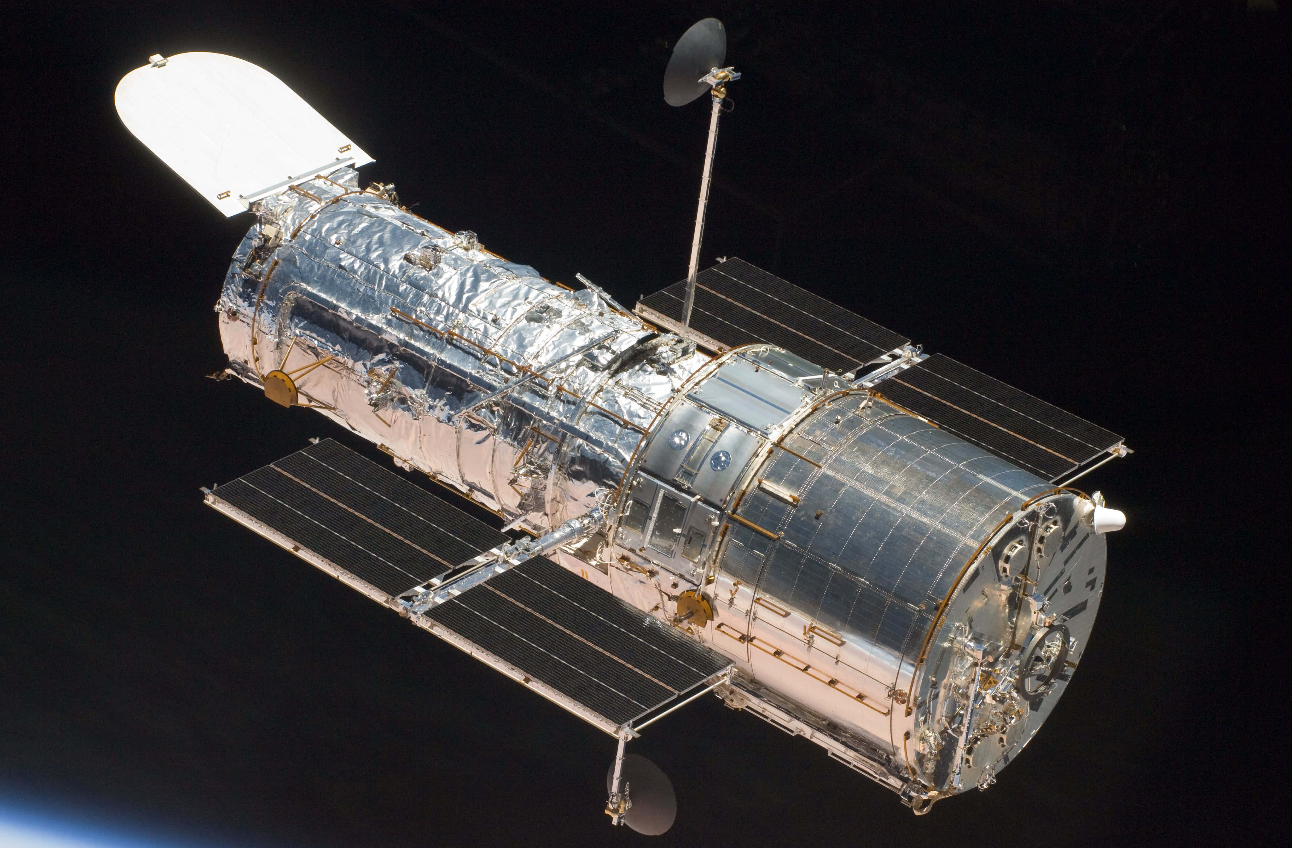 Hubble Space Telescope 桌布 壁紙 — 哈伯太空望遠鏡在軌道上漂浮，太陽能板展開，背景是太空的漆黑，下方可見地球的曲線。