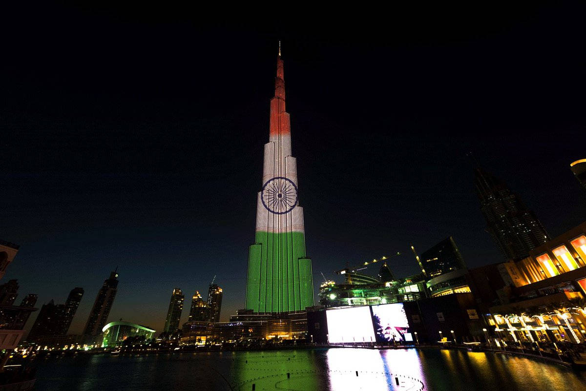 Indian 桌布 壁紙 — 哈利法塔在夜晚以印度國旗顏色照亮，倒映在下方水面上。