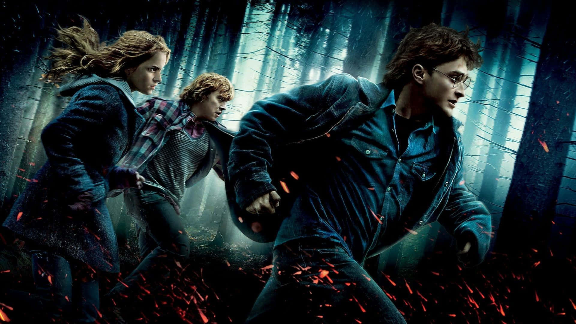 Hermione Granger 桌布 壁紙 — 哈利波特、妙麗和榮恩在黑暗迷霧的森林中奔跑，紅色火花在他們周圍飛舞。
