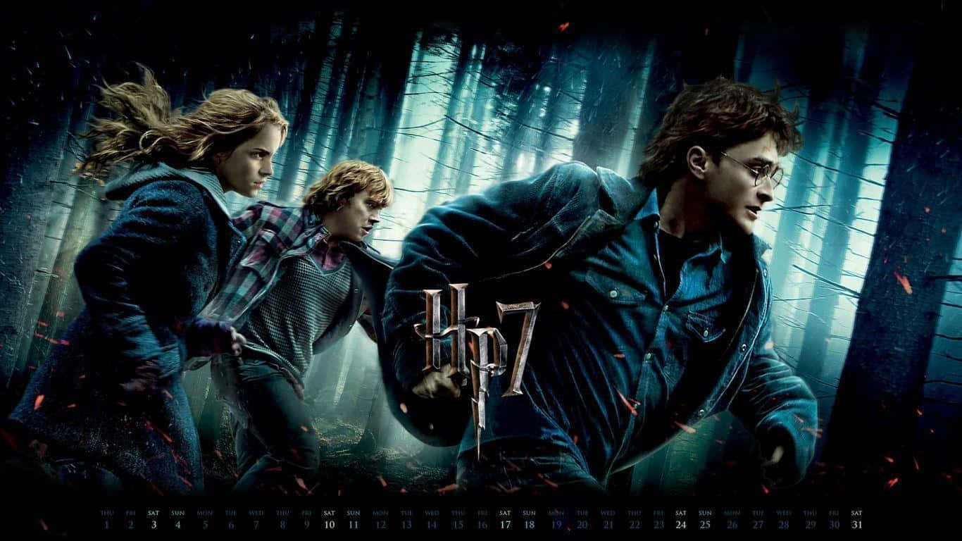 Harry Potter All Characters 桌布 壁紙 — 哈利波特、妙麗和榮恩在黑暗迷霧的森林中奔跑，周圍有發光的餘燼飛舞。
