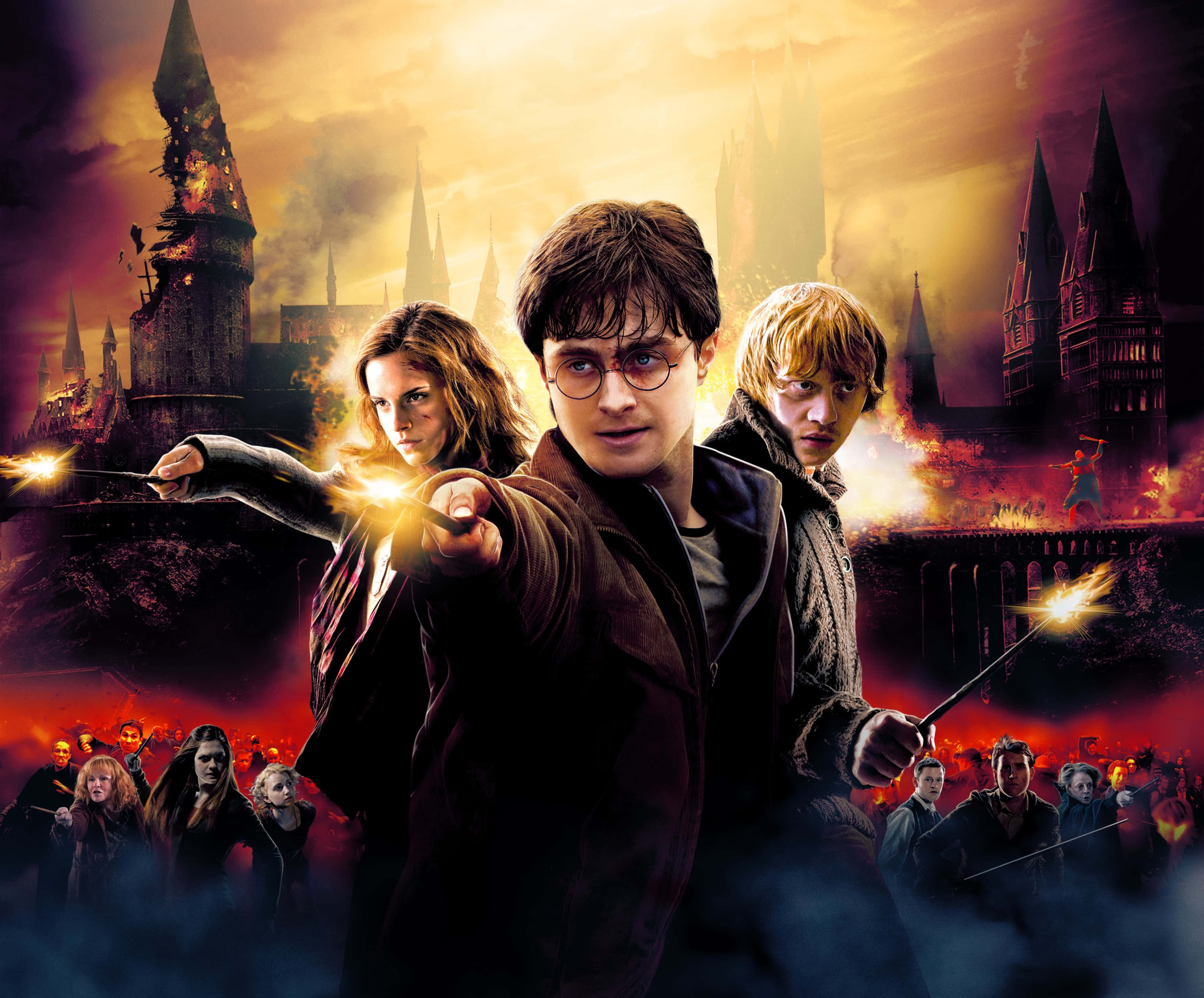 Harry Potter All Characters 桌布 壁紙 — 哈利波特 妙麗和榮恩拿著發光的魔杖，在火海般的霍格華茲背景下挑釁地站著。