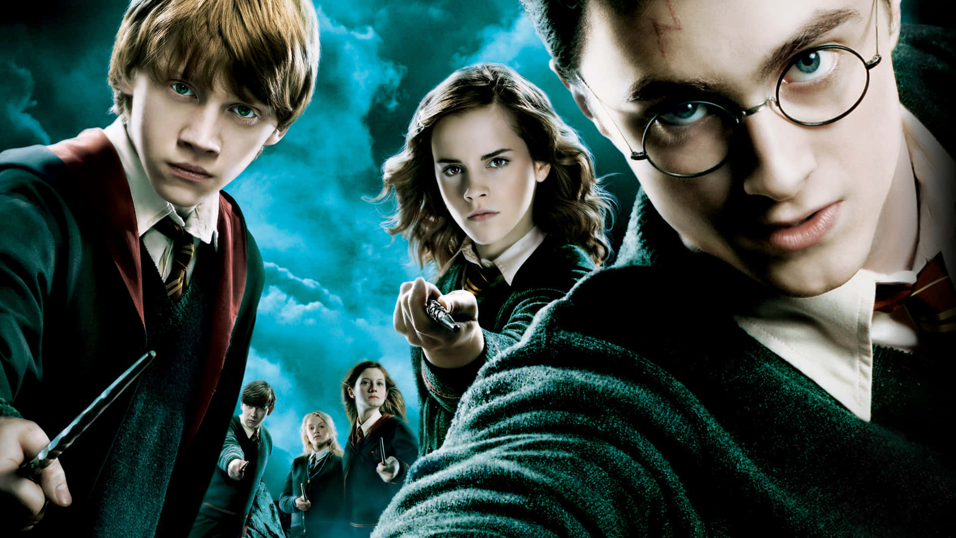 Harry Potter Landscape 桌布 壁紙 — 哈利波特 妙麗和榮恩穿著霍格華茲制服，用魔杖指向暴風雨般的藍綠色天空。